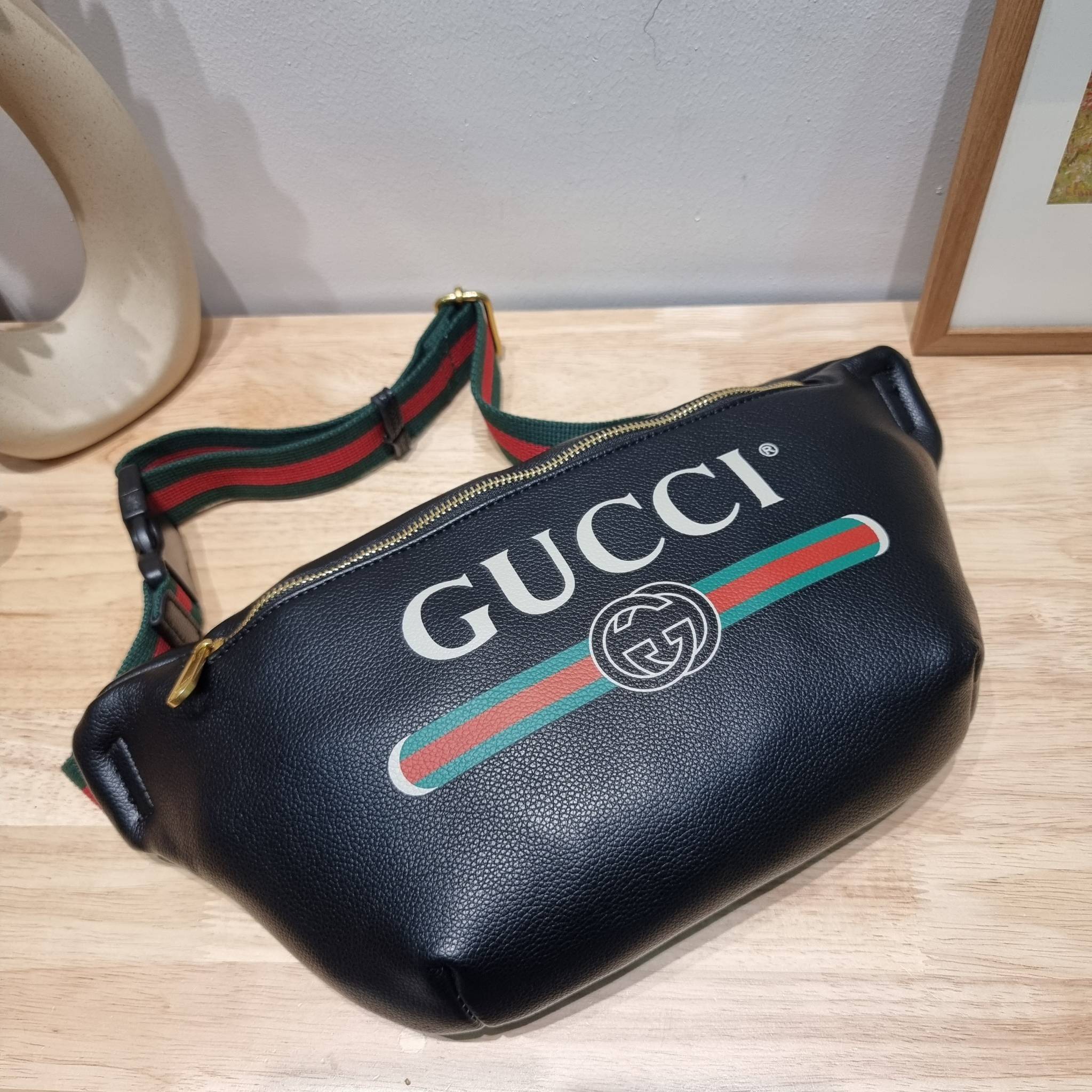 GUCCI Print Logo Belt Bag / GG LEATHER BELT BAG ไอเท็มยอดฮิต ขึ้นแท่น best seller กับกระเป๋าคาดอก ไซส์ใหญ่จุได้คุ้มค่า รูปทรงคลาสสิค พกพาง่าย ดีไซน์ลวดลายเอกลักษณ์ที่เป็นกิมมิค สายสะพายปรับได้ตามชอบ