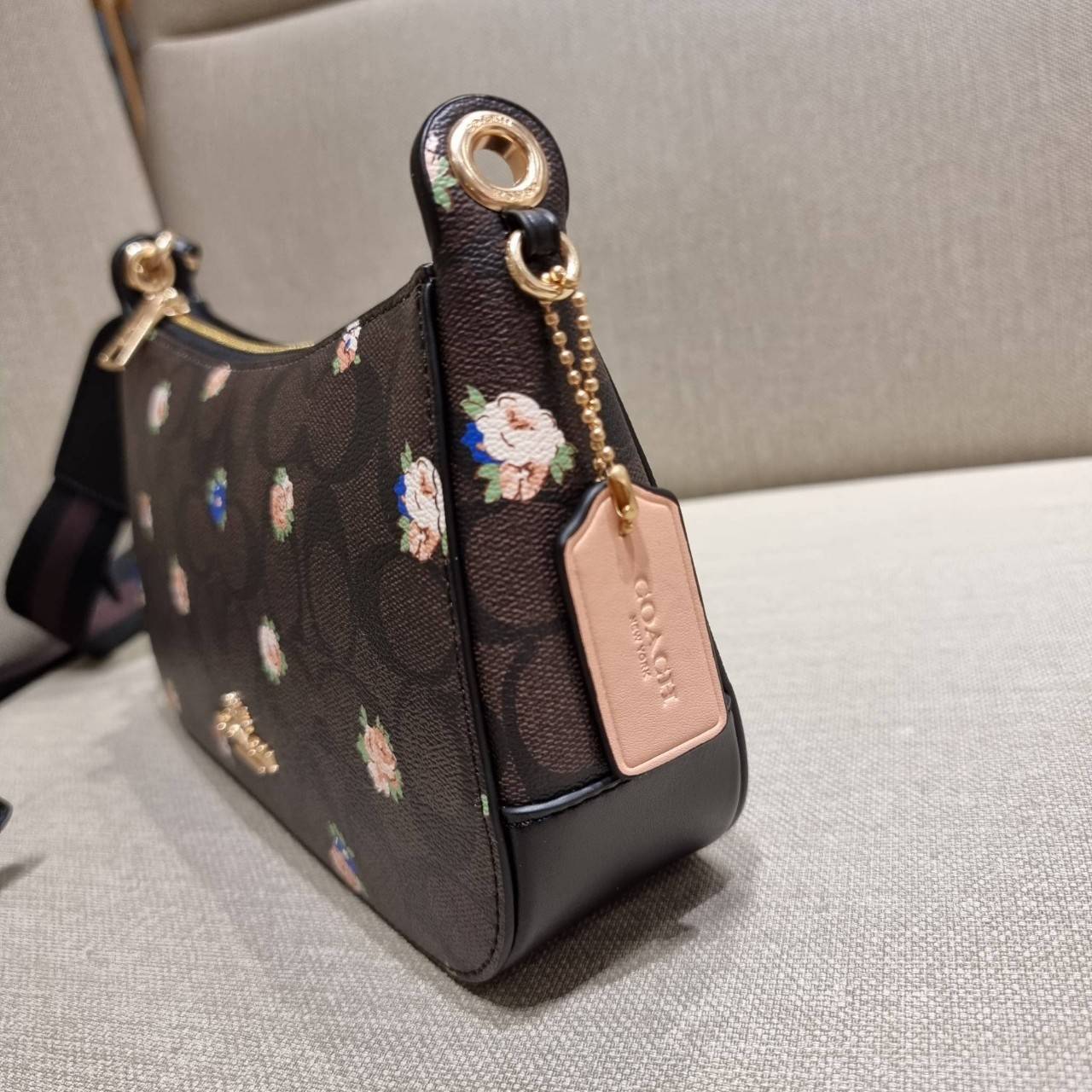 COACH C7264 C6823 C6817 JES BAGUETTE IN SIGNATURE CANVAS คอลเลคชั่นใหม่ล่าสุด พร้อมเสิร์ฟความสวยถึงบ้านเช่นเคย!! กระเป๋าสะพายทรงบาแกตต์ ดีไซน์ย้อนยุค ที่แอบแฝงความเรียบหรูดูแพงอยู่ในตัว โดดเด่นด้วยสายสะพายเส้นใหญ่ โทนสีคอนทราส ทำให้ไอเท็มนี้ดูมีลูกเล่นมาก