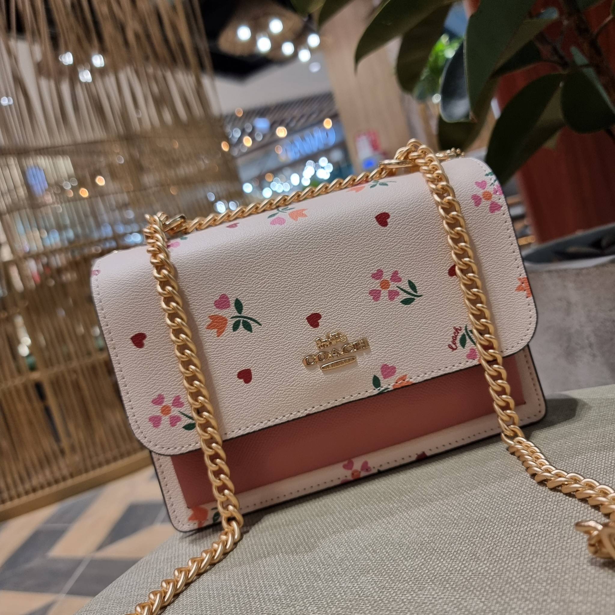 COACH C7596 KLARE CROSSBODY WITH HEART PETAL PRINT หนึ่งคอลเลคชั่นที่ฮิตไม่หยุดยั้ง!! ขายดิบขายดีทุกดีไซน์ รอบนี้มาตอบโจทย์สายหวาน ใหม่ล่าสุด น้องน่ารักม้ากกกก!! กับกระเป๋าสะพายข้าง โทนสีละมุนลูกคุณ!! คือดี!! เพิ่มลูกเล่นช่อดอกไม้หัวใจ ให้มีสีสัน สายสะพาย