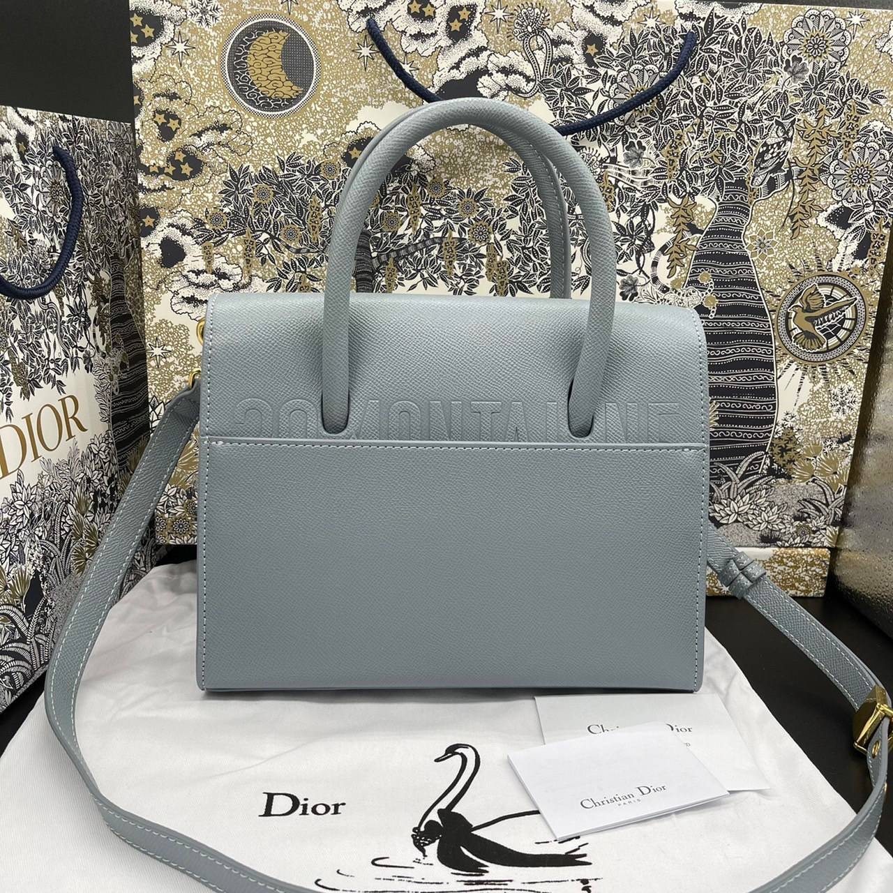 หนังแท้ DIOR Medium ST Honore Tote Collection Fall/Winter 2020-2021 มาในรูปแบบกระเป๋าทรงสี่เหลี่ยมที่ได้มาตรฐาน ทำจากหนังลูกวัว (Calfskin) ลายเกรน ซึ่งสื่อถึงความหรูหราได้อย่างลงตัว ตัวด้ามจับ มีการเย็บเข้าด้านในของกระเป๋าเพื่อเพิ่มความแข็งแรงทนทาน ด้านหน