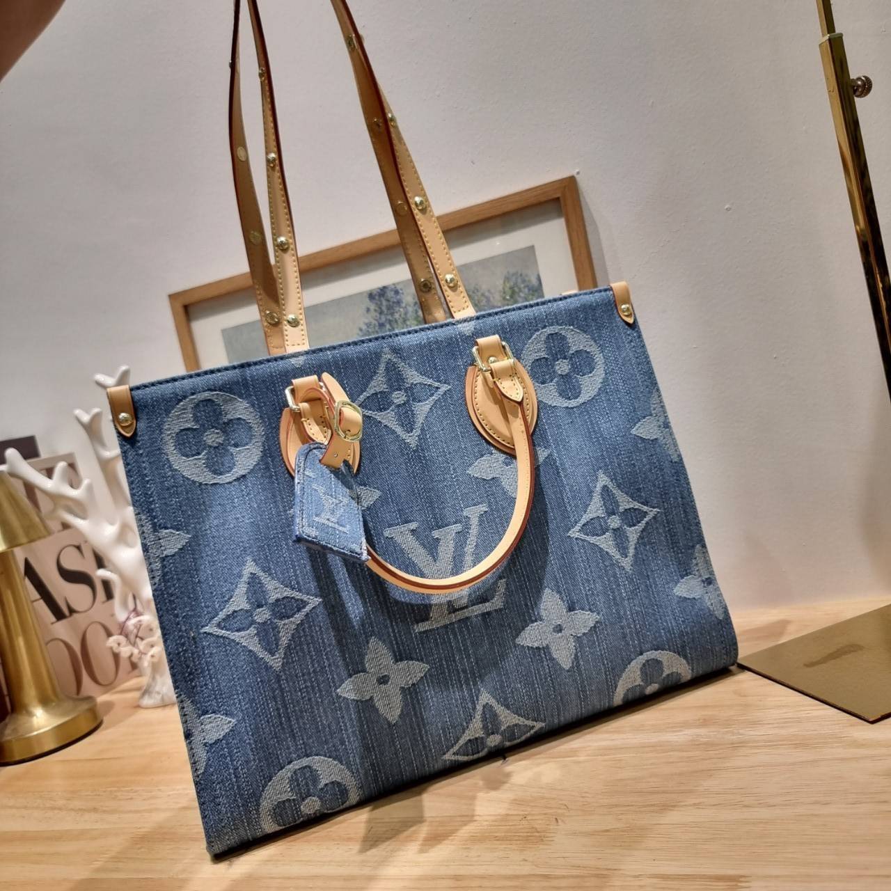 LV OnTheGo MM monogram denim tote bag ดีไซน์ใหม่รับซัทเมอร์! ห้ามพลาด! กับกระเป๋าทรงโท้ทสไตล์เดนิม ที่ใครเห็นต้องเป็นคลั่งรัก ผู้ดี หรูหราได้ทุกลุค ทุกสไตล์ มาพร้อมหูจับในตัวที่มีดีเทลหมุดตลอดเส้น หรือจะเกี่ยวสายครอสสะพายก็อัพลุคได้เลย