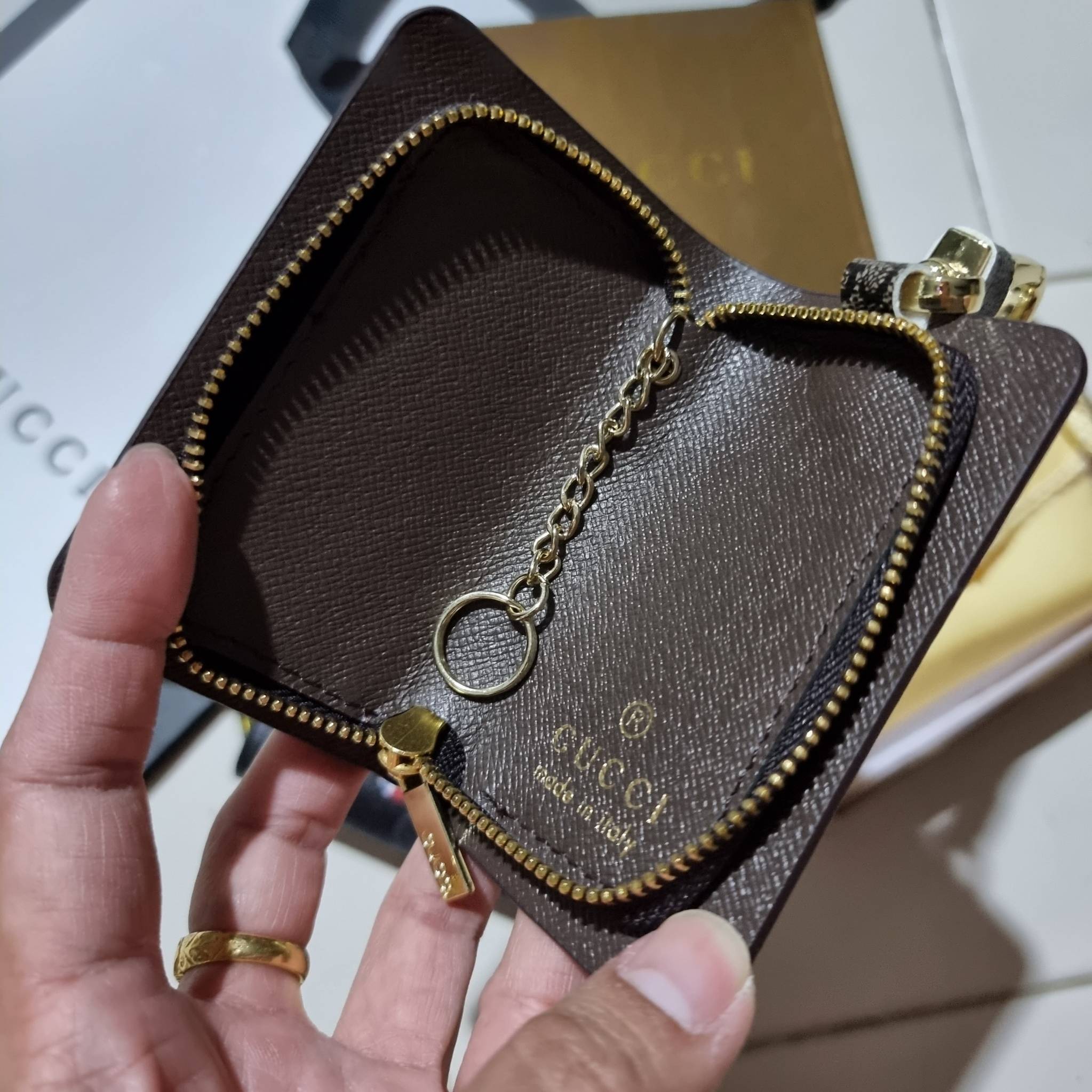 VIP 】SUPER EXCLUSIVE GC GWP KEY FOB WITH GIFT BOX 🎊🐯🐍 ต้อนรับปีแห่งความปัง!! กระเป๋าเก็บกุญแจรุ่นพิเศษ!! เอ็กซ์คลูซีฟมาก!! วัสดุหนังแคนวาส ปั๊มลายคมสวย!! เปิด-ปิดด้วยซิปปั๊มแบรนด์ มีหัวพวงกุญแจห้อย สำหรับเกี่ยวเข้ากับกระเป๋าใบใหญ่