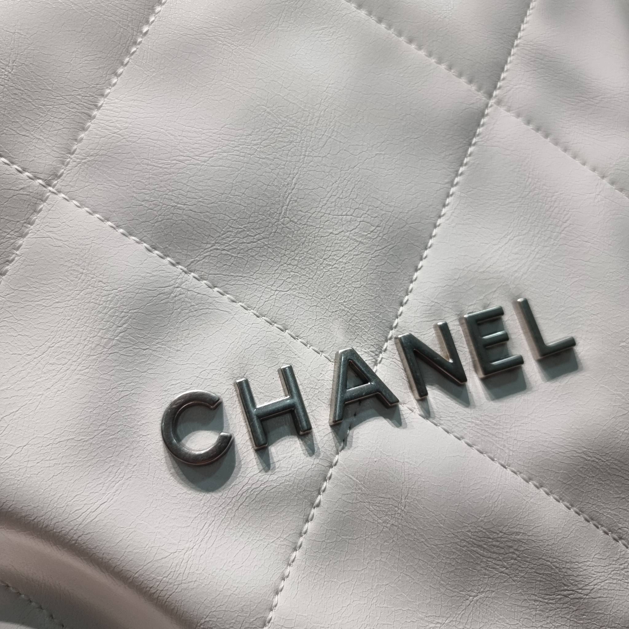 Chanel 22 large backpack เกินต้านที่สุดกับไอเท็มนี้ ที่รอบนี้จัดหนักให้ไปเลยกับไซส์ใหญ่สุด กระเป๋าทรงแบคแพค สะดวกใช้งานมากๆ