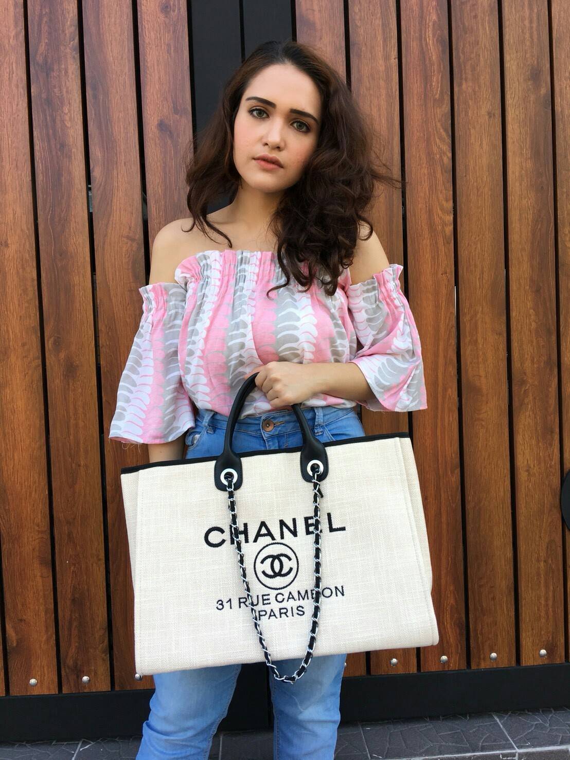 รุ่นใหม่ล่าสุด!! ที่สาวๆรอคอย Chanel tote canvas bag จากงานพรีเมี่ยม VIP GIFT รุ่นดังเลยค้า Size ใหญ่อลัง บอกเลยว่า **งานดีที่สุด ตัวกระเป๋า กระเป๋าผ้าเป็นผ้า canvas เนื้อดีสมราคา สัมผัส นุ่มลื่นมือมากกกก อะไหล่เงินปั้มแบรนด์แท้ทั้งใบ ด้านหน้าปัก logo แบร