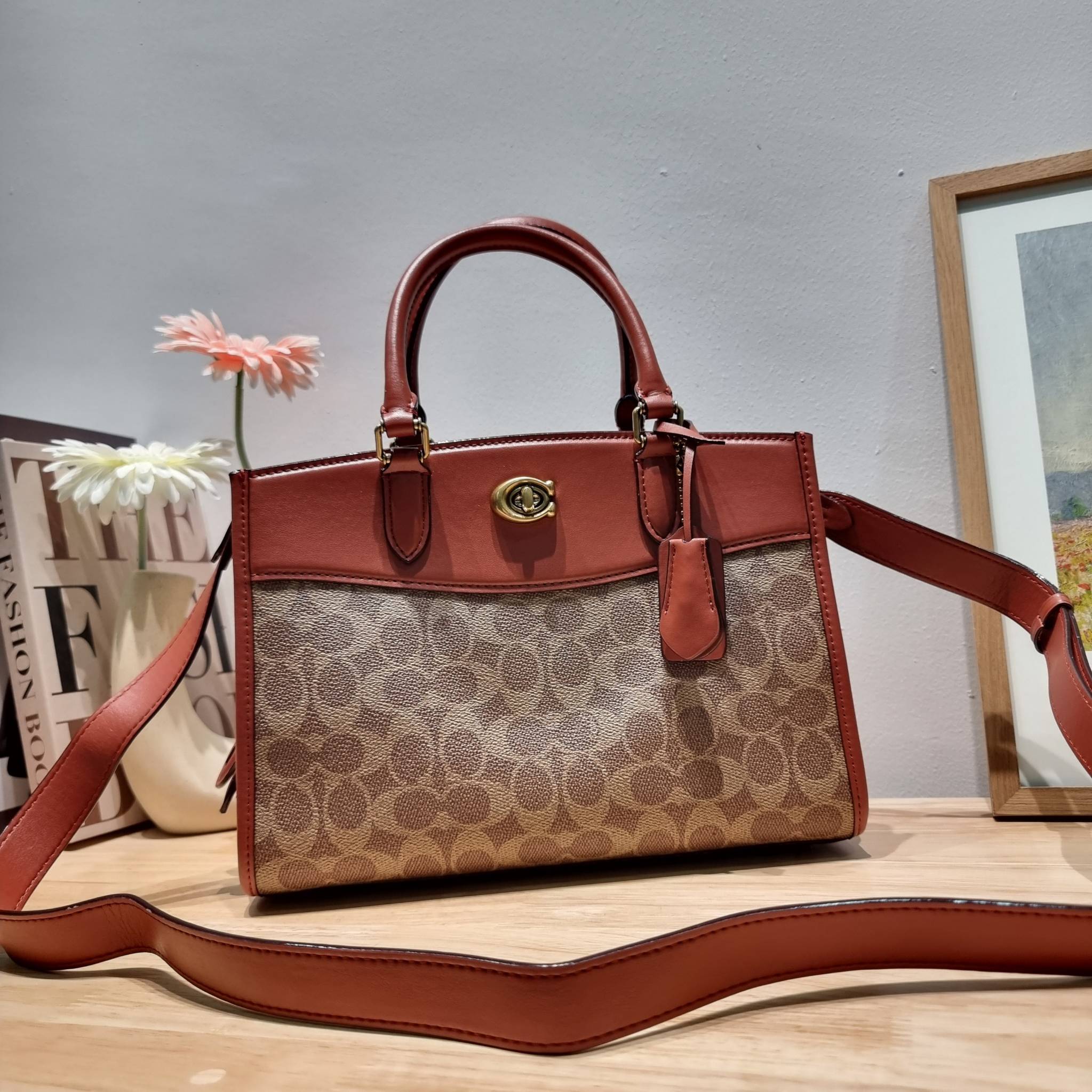 COACH brooke carryall in signature canvas CE733 ใหม่ล่าสุด อัพลุคคุณนายคุณหนูกันหน่อย กับกระเป๋าถือ/สะพายสุดหรู รูปทรงและดีไซน์ดูไฮน์มาก มีกุญแจล็อคซิปได้ วัสดุหนังแคนวาสตัดสลับหนังแท้ มีหูจับในตัว ภายในแบ่งสัดส่วนไว้อย่างดี ให้สามารถจัดเก็บของได้อย่างมีร