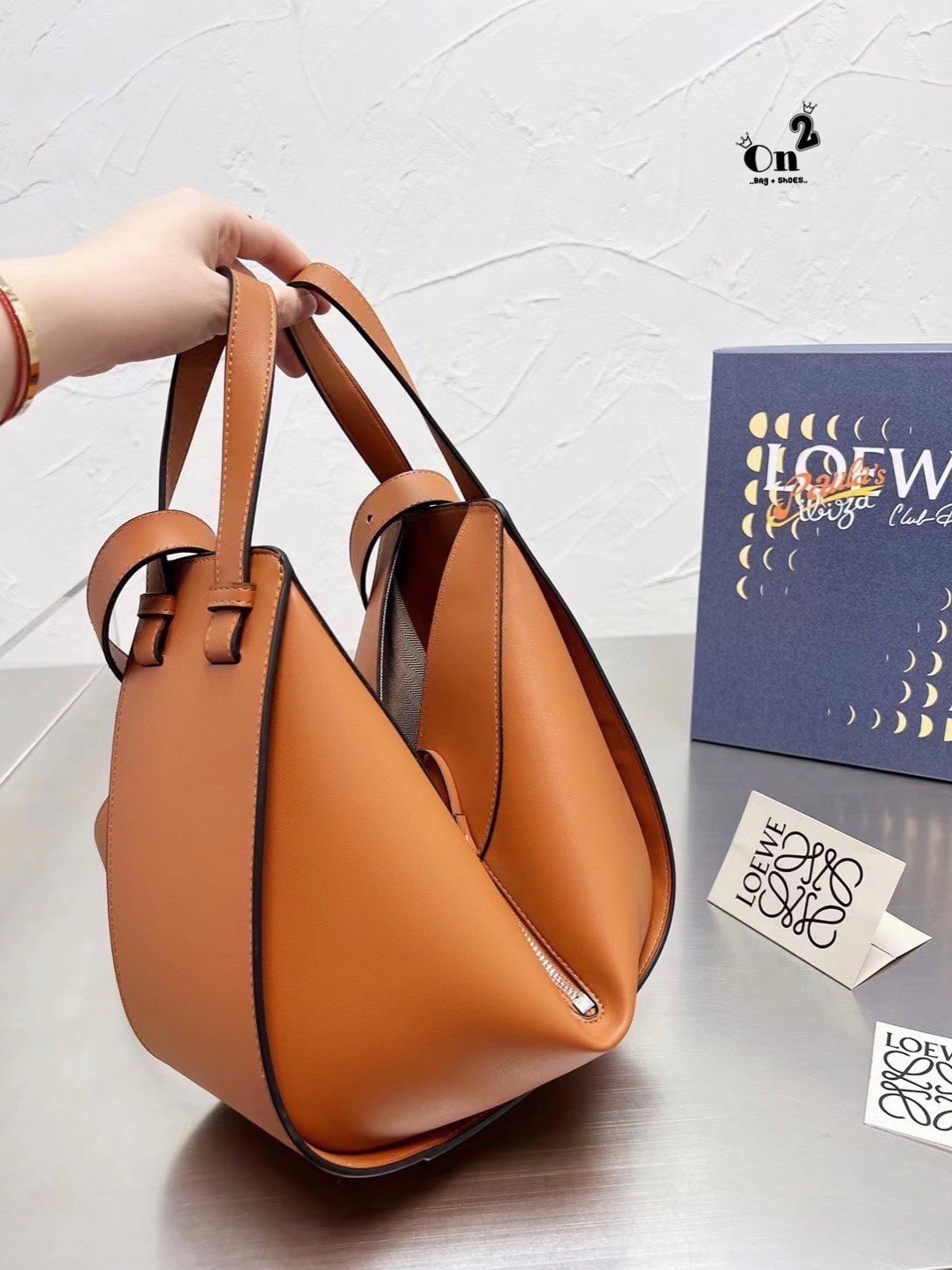 Loewe Hammock Bag / Loewe Small Hammock Leather Bag กระเป๋าถือหรือสะพาย รุ่น Rare items สุดๆ หนังสวยดีไซน์มีเอกลักษณ์ ใบขนาดกำลังดี น้ำหนักเบา สามารถปรับได้หลายทรง ด้านข้างมีซิปปรับขยายได้ ภายในโล่งกว้าง ใส่กระเป๋าสตางค์ กล้อง มือถือ ของใช้ได้เยอะ หูหิ้วห