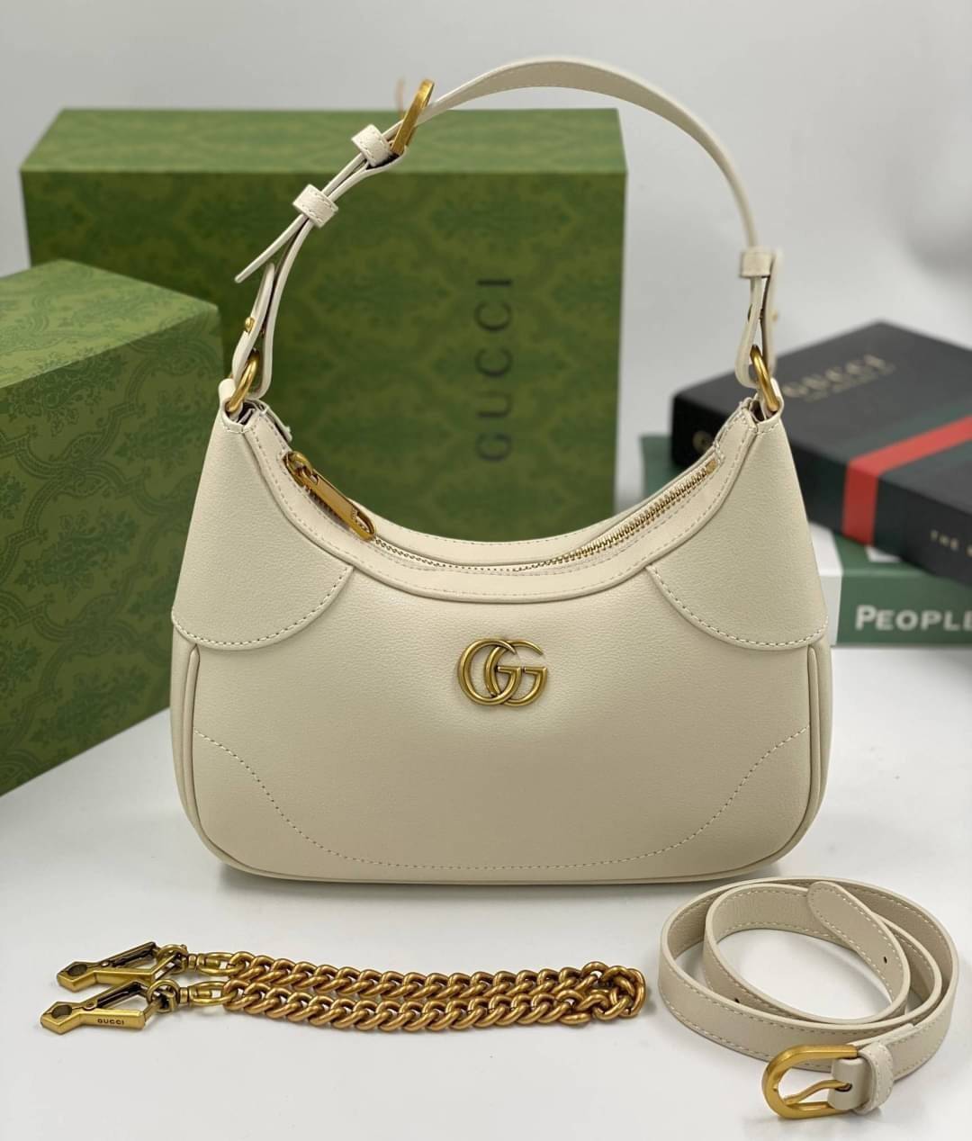 GUCCI Aphrodite small shoulder bag กระเป๋าสะพายทรงคลาสสิค ดีไซน์ย้อนยุคผสานความโมเดิร์นด้วยรูปทรงพอช ที่ใช้งานได้ทุกสไตล์ วัสดุหนังแคนวาส ทนทาน ภายในกระเป๋าเป็นช่องโล่ง