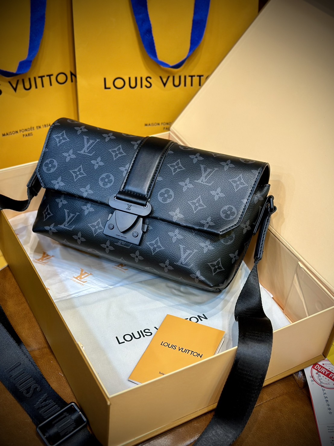 พร้อมส่ง 3 สี LV S-Cape Messenger Monogram Eclipse / LV Messenger Bag กระเป๋าทรงแมสเซ็นเจอร์ แบบคลาสสิกสวยงามเป็นเอกลักษณ์ เกรดออริ