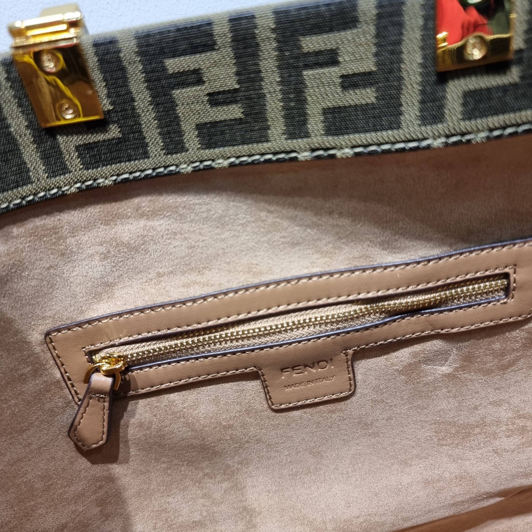 FENDI SHOPPING TOTE BAG / FENDI TOTE BAG กระเป๋าถือ/สะพายไหล่ ทรงสวย หรู ดูโดดเด่น ดีไซน์ทันสมัย วัสดุผ้าท็อปแคนวาสปั๊มลายแบรนด์รอบใบ ภายในโล่งกว้างมาก มาพร้อมหูจับในตัวและสายสะพายไหล่ ใช้งานได้ 2IN1