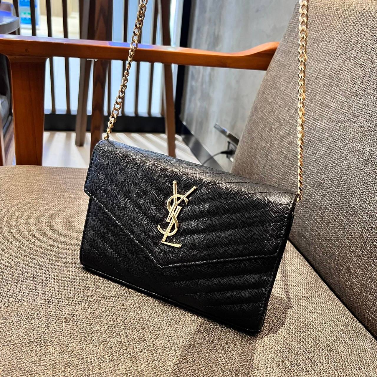 ไม่เคยผิดหวังจริงๆ!! กับรุ่นที่สาวๆรู้กัน Yves Saint laurent clutch bag with chain กระเป๋าสะพายทรง woc สุดฮอต ดีไซน์เรียบหรู โดดเด่นด้วยโลโก้ด้านหน้า เพิ่มดีเทลความผู้ดี วัสดุหนัง pepble ทนทาน ใช้งานง่ายเพียงแค่เปิด-ปิดด้วยกระดุมแม่เหล็ก ภายในแบ่งสัดส่วนไ