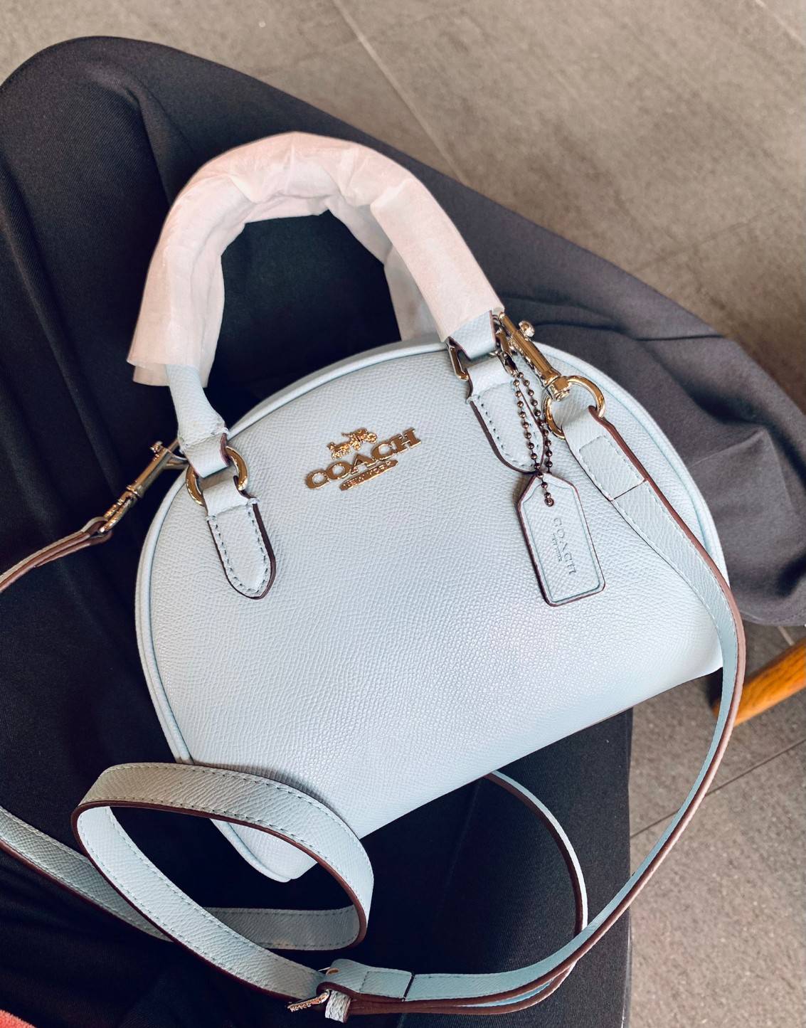 COACH SYDNEY SATCHEL BAG CA202 CA591 CB596 ใหม่ล่าสุด กับคอลที่สาวๆต้องหลงรัก กระเป๋าสะพายทรง satchel ที่มีรูปทรงดึงดูดสายตา สวยแรกเห็น วัสดุหนัง crossgrain พร้อมหูจับในตัว เปิด-ปิดด้วยซิป ภายในโล่งกว้าง ขนาดกำลังดี มีสายครอสให้ ปรับได้ตามชอบ ใบจริงลูกคุณ