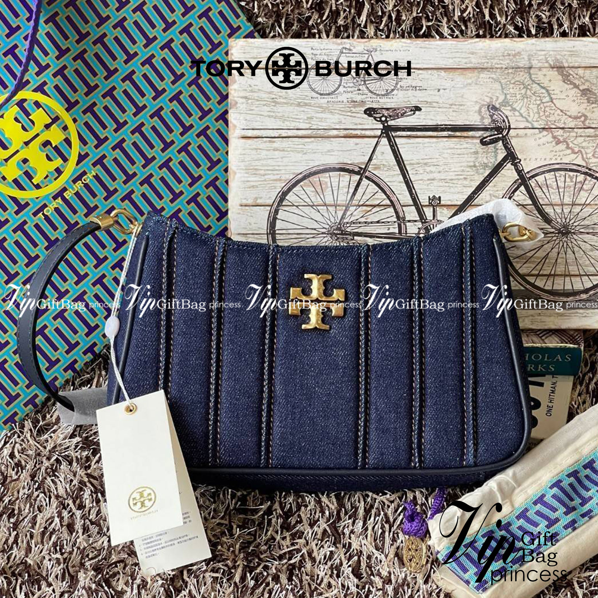 Tory burch Kira logo-plaque crossbody bag กระเป๋า Kira ของ Tory Burch เป็นส่วนหนึ่งของคอลเล็กชั่นที่โดดเด่น และมีหลายรุ่นด้วยกัน โดยมีป้ายโลโก้ Double T ของแบรนด์อยู่ตรงกลาง มีความเรียบง่ายแต่ยังคงความหรูหราโดดเด่นด้วยวัสดุบุผิว ป้ายโลโก้สีทอง สายสะพายโซ่