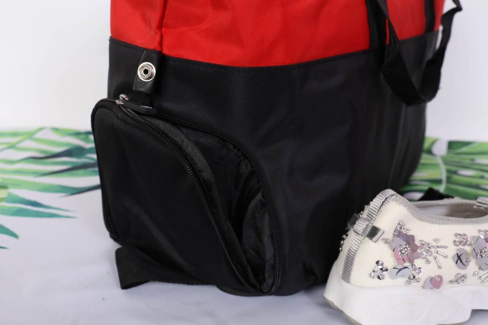 CHANEL VIP GIFT Large Travel Bag กระเป๋าเดินทาง Gift With Purchase รุ่น Limited Edition พรีเมี่ยมกิ๊ฟของเเท้จาก Chanel Perfumes Counter วัสดุ NYLON เนื้อหนาสีดำ-แดงเย็บโลโก้หนังด้านหน้า เปิดปิดด้วยซิป หัวซิปแบรนด์ใบใหญ่จุใจ พิเศษ! มีช่องใส่รองเท้าด้านข้าง