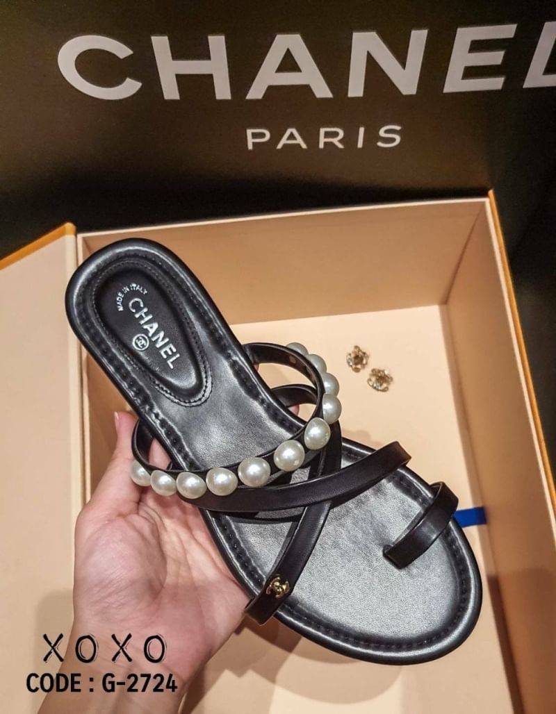 Chanel Sandels with Pearl แตะ สวม ชิคๆ วัสดุหนัง PU สวมโป้งคาดครอสเอ็กซ์ ด้านบนแต่งไข่มุกสวยละมุน พร้อมติดอะไหล่โลโก้แบรนด์