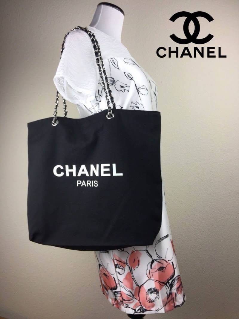 Chanel Shopper's Tote (โซ่สีทอง) สินค้าใหม่จากเค้าเตอร์เครื่องสำอางค์/น้ำหอม กระเป๋าแบรนด์ Chanel VIP Gift Bag ทำจากผ้าแคนวาสหนา บุด้วยผ้าซับอีกชั้น ด้านหน้ามีโลโก้แบรนด์ ตรงอะไหล่ปั้มแบรนด์ทุกจุด ตัวสายทำจากโซ่ เรียบ หรู ดูดี สะพายไปทำงาน ไปเที่ยวก็