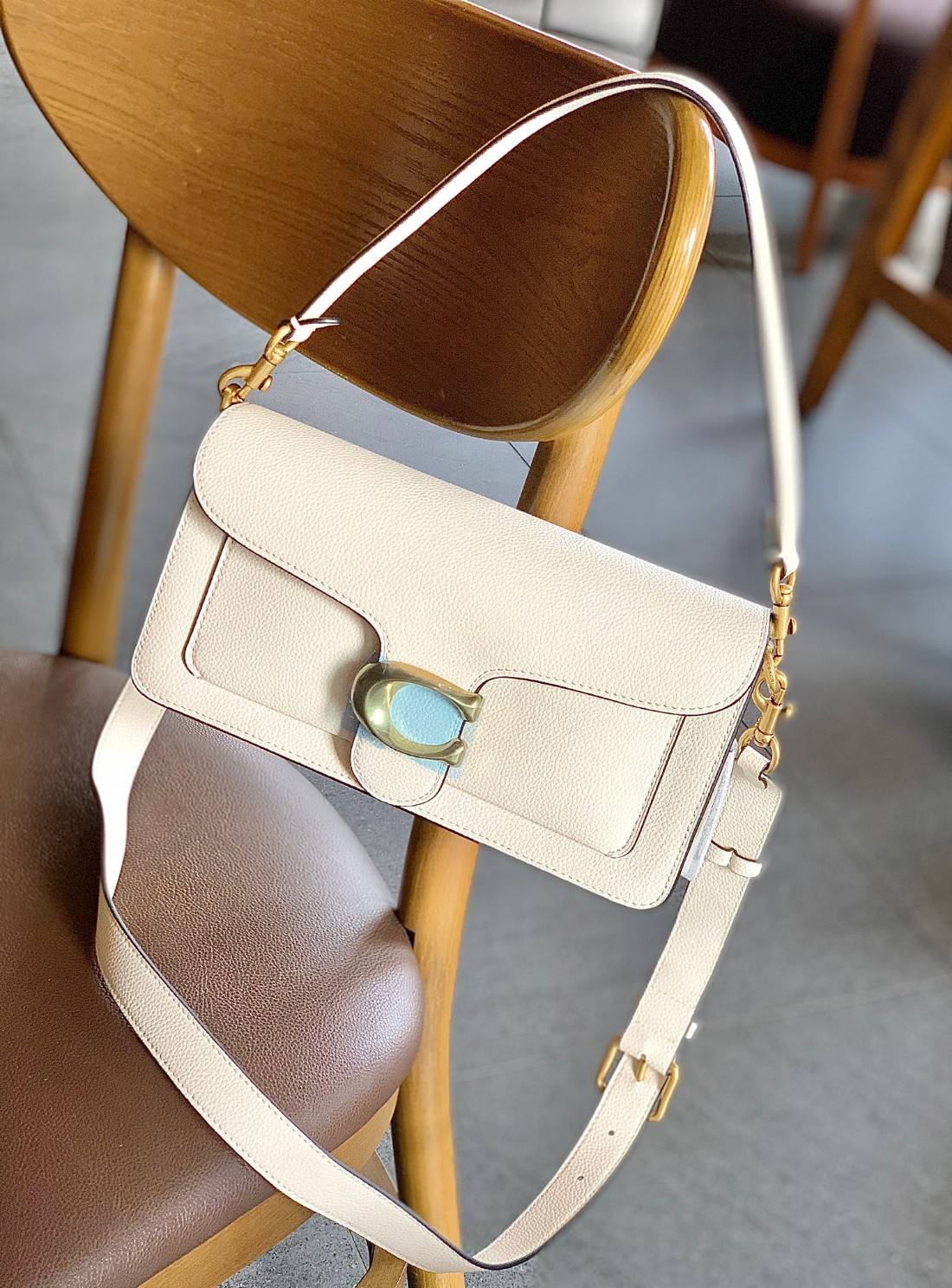 COACH TABBY SHOULDER BAG 26 ((73995)) 📣พร้อมส่งที่ไทยอีกครั้งค่ะ ห้ามพลาด ✔️กระเป๋าหิ้ว//คล้องไหล่//สะพายข้างได้ สุดคุ้ม! หนังแท้อย่างดี ลายหนังสวยนิ่มมือมากค่ะ ✔️ด้านหน้ามีอะไหล่แบรนด์ตัวใหญ่ อะไหล่ทองสวยโดดเด่น ✔️เปิดปิดกระเ