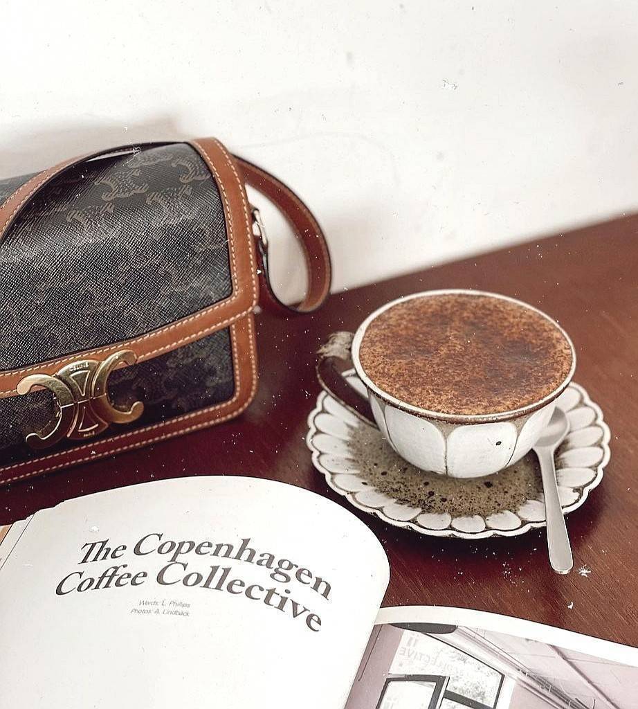 พรีเมี่ยมกิ๊ฟแท้ 100% 】CELINE TRIOMPHE CROSSBODY BAG VIP GIFT WITH PURCHASE-GWP พรีเมี่ยมกิ๊ฟ Limited จาก CELINE PERFUME DUTY FREE COUNTER วัสดุ TRIOMPHE CANVAS & LEATHER ทรงเหลี่ยมหนังสวยหรูอยู่ทรงเปิดปิดด้วยฝาปิดโลโก้แบรนด์อะไหล่ทอง ภายในมีช่องหลักและช่