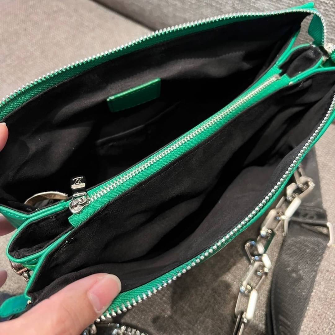 LV HANDLE POUCH MONOGRAM / LV Coussin กระเป๋าสะพายกึ่งคลัชท์ สุดล้ำ มาแรงมาก ด้วยความสวยปังตั้งแต่แรกเห็น วัสดุหนังแกะปั๊มลายสวยคม มาพร้อมสาย 2 เส้น เลิศๆ มีสายโซ่ที่มีดีเทลละเอียดไม่ซ้ำ และสายสปอร์ตครอสบอดี้ ที่จะคล้องไว้ทั้งสองเส้นก็ดีงาม หรือสลับใช้ตาม