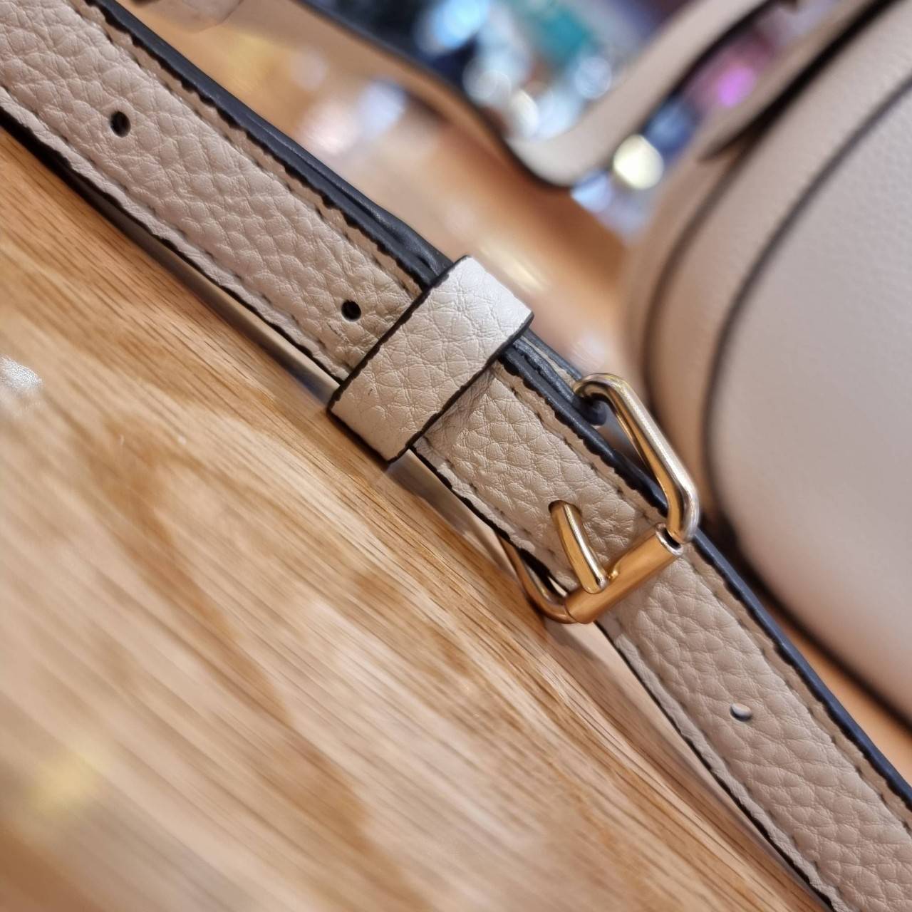 COACH C6807 KLEO HOBO IN SIGNATURE CHAMBRAY ใหม่ล่าสุด คอลเลคชั่นสุดคิ้วท์ ที่สาวๆต้องหลงรัก กระเป๋าสะพายทรงโฮโบ ที่ดีไซน์มาให้ปรับใช้งานได้หลากหลาย วัสดุหนัง pepble สวยหรู รูดเปิด-ปิดด้วยซิป ภายในเป็นช่องโล่ง สายคล้องสามารถถอดออกใส่สายยาวสะพายข้างได้ หรื