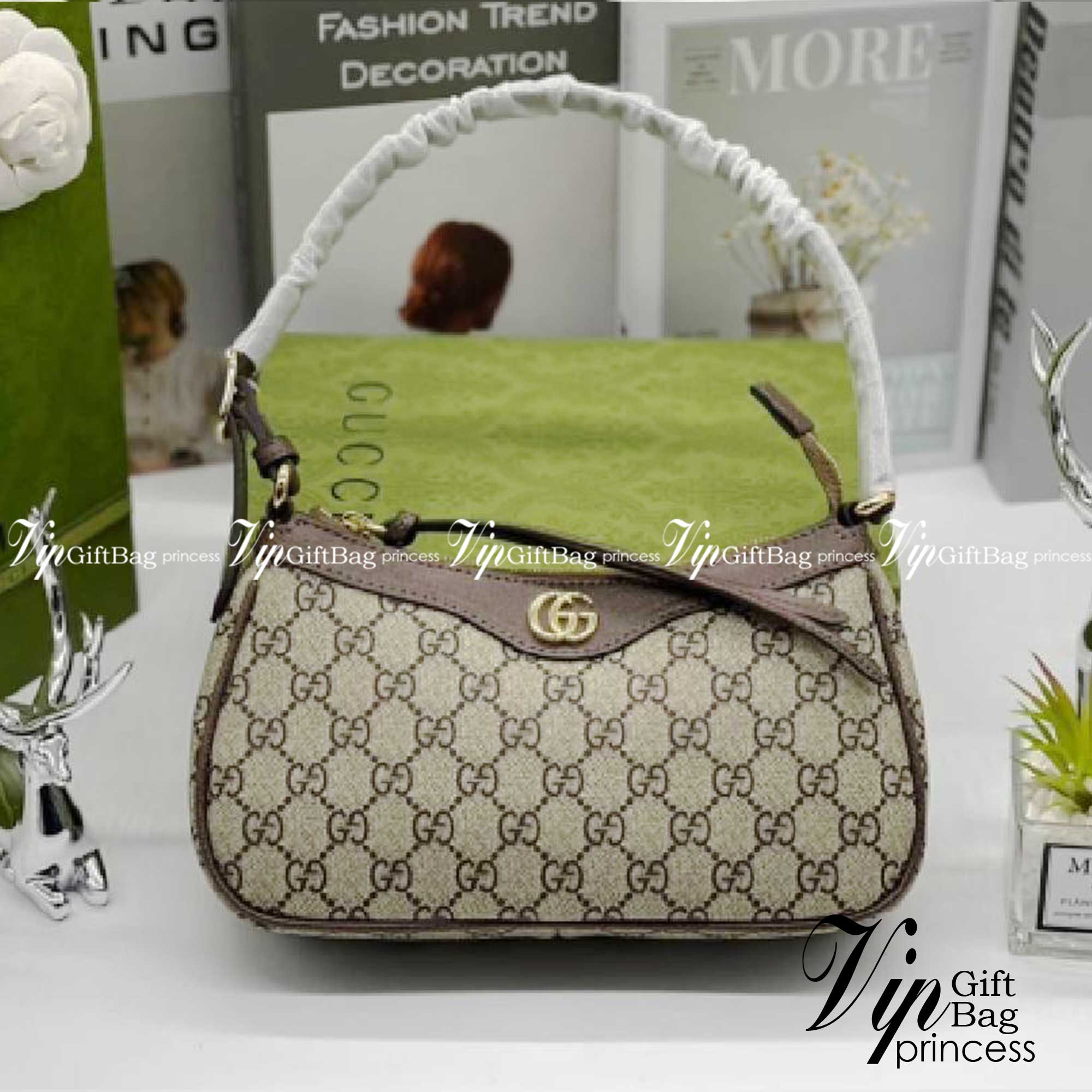 GUCCI Ophidia GG small handbag กระเป๋าสะพายไหล่ สุดคลาสสิกเข้าได้กับสาวๆ ทุกสไตล์ งานปั้มทุกจุดสวยน่าใช้ โทนสีใช้งานง่ายเป็นเอกลักษณ์แบรนด์ แมตช์กับเสื้อผ้าได้ง่าย เสริมลุคสาวมั่นได้ลงตัว
