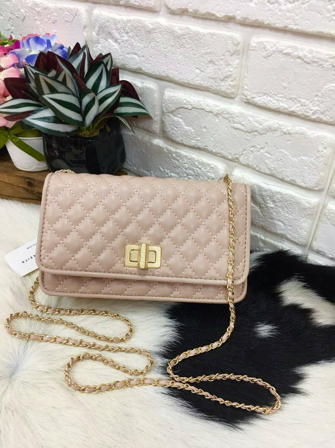 Charles&kieth quilted chain strap bag กระเป๋าขนาดมินิคลัช หนังPU เย็บตารางนูนทั้งใบ ด้านหน้าเปิด/ปิด แบบตัวบิดหมุน ด้านหลังมีโลโก้แบรนด์นูน ภายใน มีช่องใหญ่ ประกอบด้วย ช่องซิป ช่องการ์ด และมีช่องย่อย ใส่ของได้จุคุ้มสุด ๆ พกพาสะพายได้ทุกวัน น้ำหนักเบา จะสะ