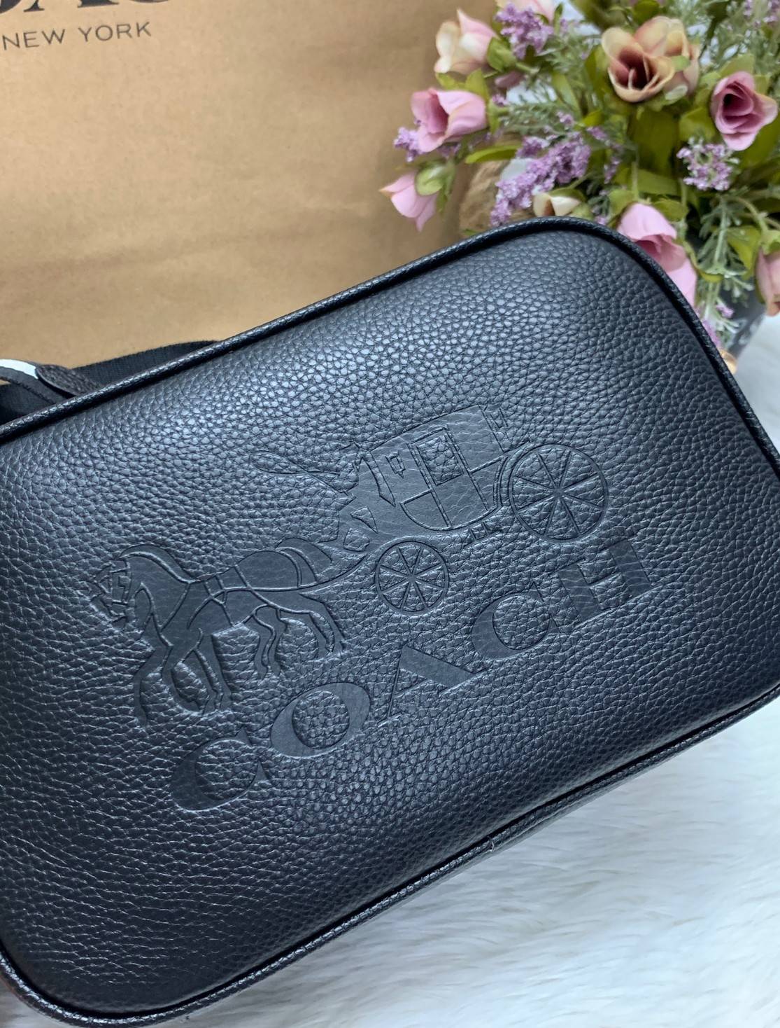 Coach Leather Jes Crossbody in Colorblock ((72704)) กระเป๋าสะพายข้าง//ครอสบอดี้ร์ วัสดุหนังแท้ หนังนิ่มสวยงาม มากๆค่ะ ด้านหน้ามีโลโก้แบรนด์เด่นชัดสะดุดตา ช่องหลักแบ่งเป็น2ซิป แต่ละช่องกว้าง ใส่กระเป๋าเงินใบยาวได้ ของอื่นๆได้จุค่ะ มีช่องเล็กให้ใส่ของจุกจิก