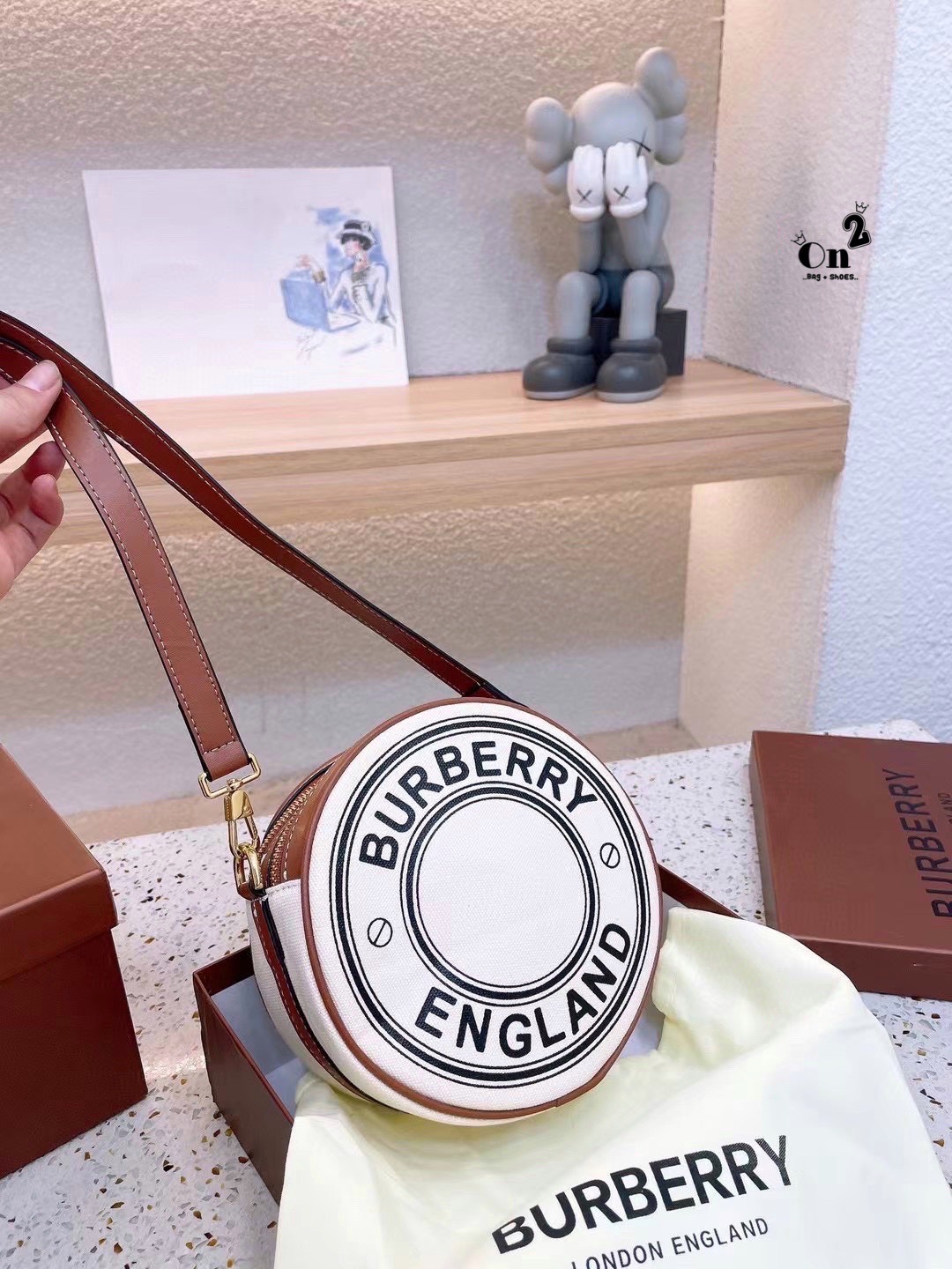 VIP 🥂 Burberry Logo Graphic Canvas And Leather Louise Bag / Burberry Fragrances Crossbody Bag กระเป๋าสะพายทรงกลม ผ้าแคนวาสตัดขอบหนังหน้าโลโก้แบรนด์ พร้อมสายยาวครอสบอดี้ได้ เปิด-ปิด ด้วยซิป ภายในโล่ง ใส่ Iphone + ได้ สายยาวถอดสายได้ ปรับระดับได้ จะ