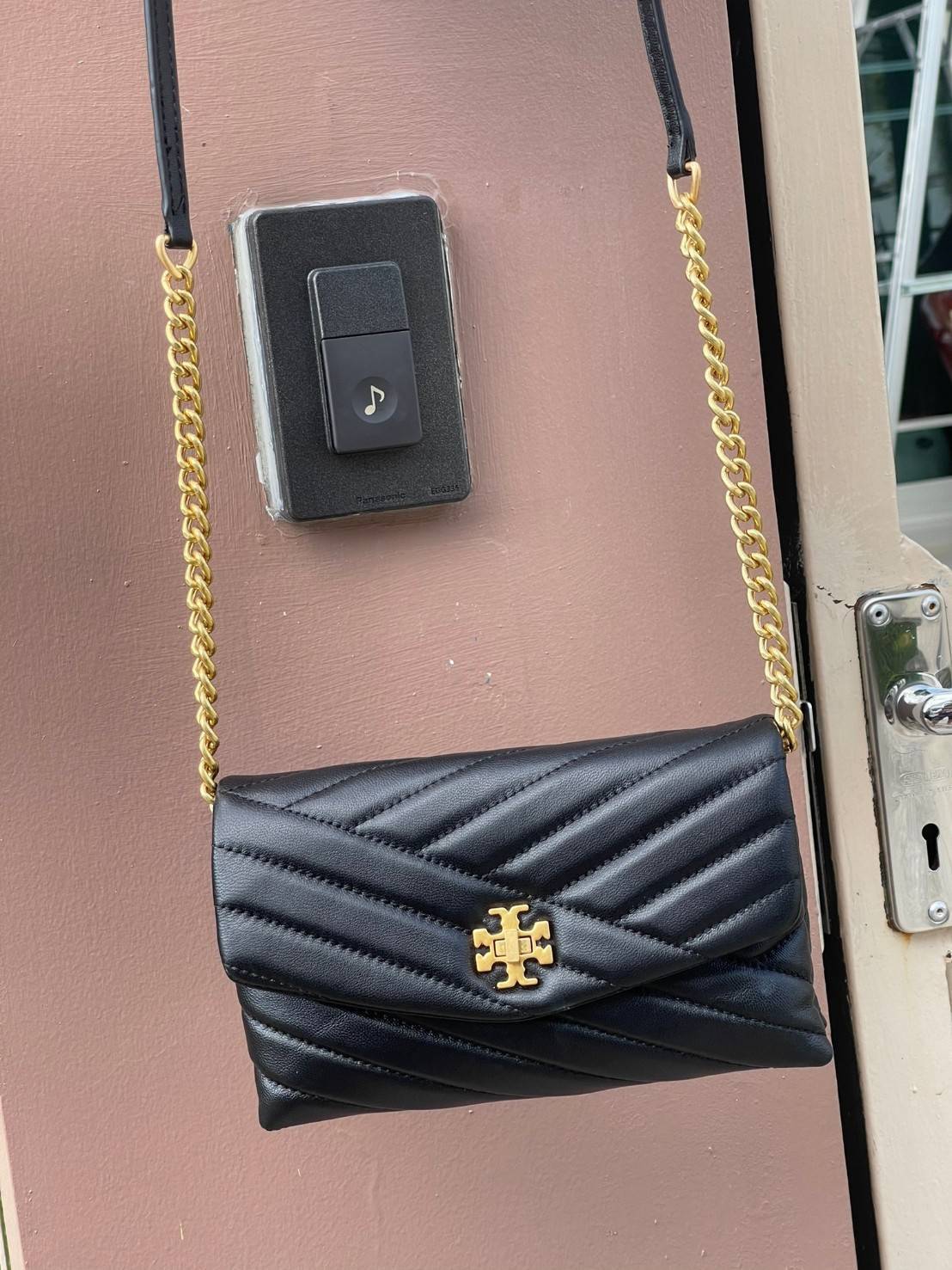 ของแท้ 💯% 】Tory Burch Kira Chevron Chain Wallet Bag เน้นความเรียบหรูดูแพง ต้องยกให้รุ่นนี้ ซึ่งมีขนาดกะทัดรัด ให้ลุคสาวมั่น Active ดูทะมัดทะแมง เหมาะสะพายในวันลำลอง และด้วยความที่เป็นแบรนด์ของทอรี่