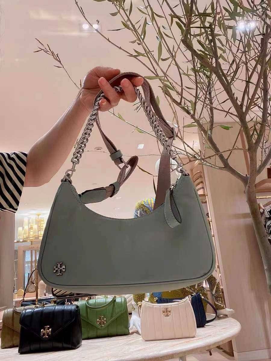 TORY BURCH handbag / TORY BURCH shoulder bag พร้อมส่งที่ไทย Tory Burch 151 Mercer Small Crescent Bag กระเป๋าถือหรือสะพายไหล่ วัสดุNylon อะไหล่เงิน น้ำหนักเบา พกพาสะดวก ใส่โทรศัพท์ iIphone+ ได้ ด้านในโล่งมีช่องเล็กใส่บัตร 2 ช่อง มาพร้อมสายสั้น สายหนัง+สายโ