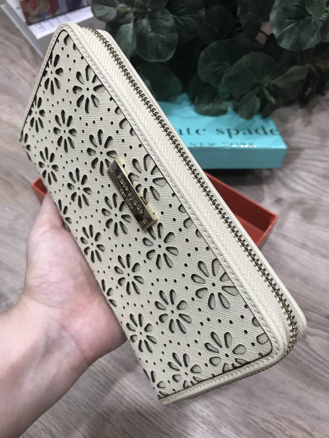 KATE SPADE NEW YORK WOMEN'S ZIPS WALLET New arrival ! กระเป๋าสตางค์ใบยาวหนัง Saffiano ฉลุลายดอกไม้ดูมีดีเทล ด้านหน้าประดับโลโก้แบรนด์ อะไหล่ทอง เปิดปิดด้วยซิป ภายในมีช่องซิป ช่องใส่ธนบัตร และช่องใส่บัตรหลายช่อง ใส่เหรียญ บัตร แบงก์พันมือถือ iphone ได