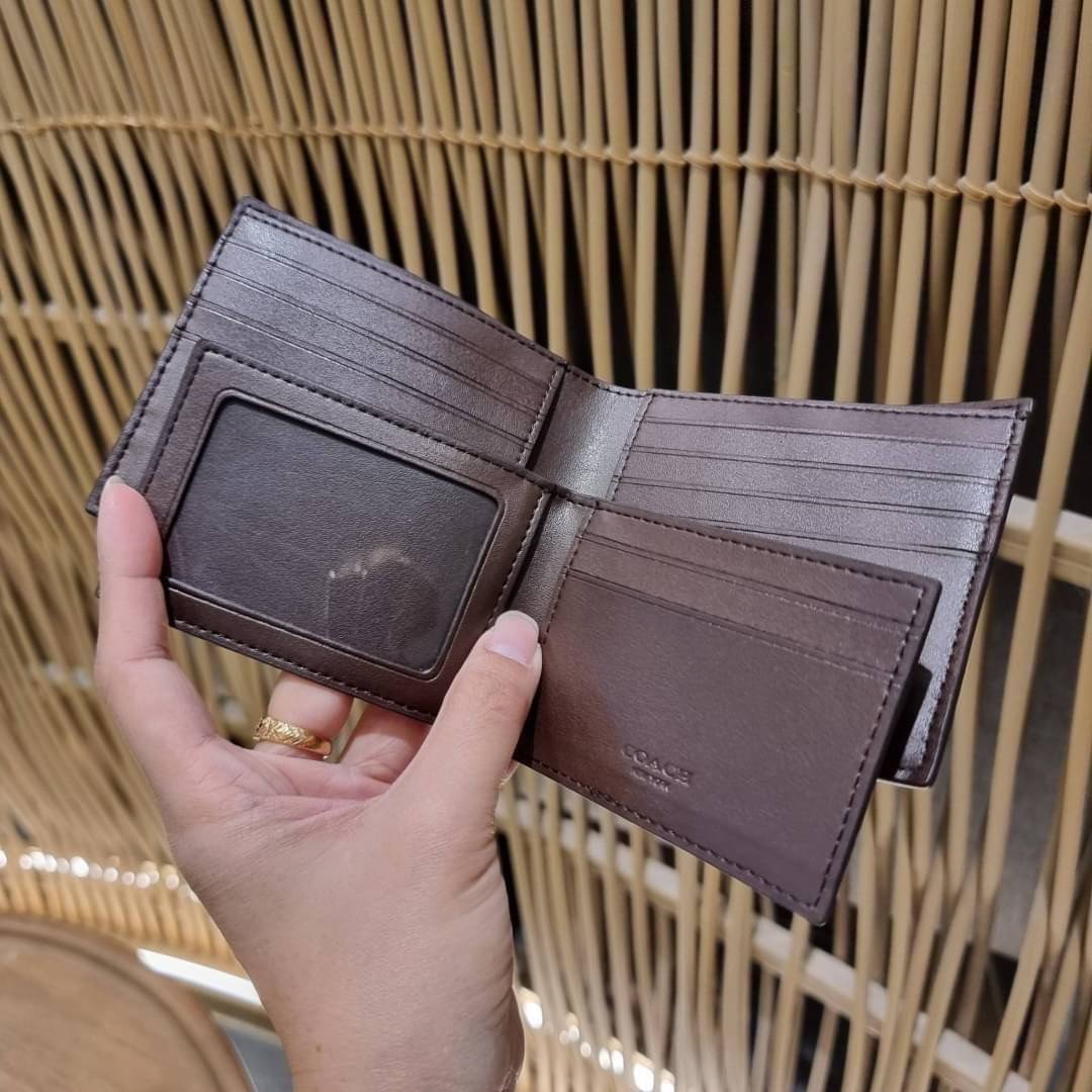 COACH 75371 COMPACT ID WALLET IN SIGNATURE CROSSGRAIN LEATHER กระเป๋าสตางค์ผู้ชาย ลาย c นูนเต็มใบ หนัง crossgrain อีกรุ่นที่ยอดขายไม่เคยตก 🤑🤑 ใบจริงดูผู้ดี ดูแพง!! ภายในมีช่องใส่บัตรได้เยอะ ใส่ธนบัตรได้ทุกใบ ซื้อให้คุณหนุ่มๆรับรองประทับใจไ