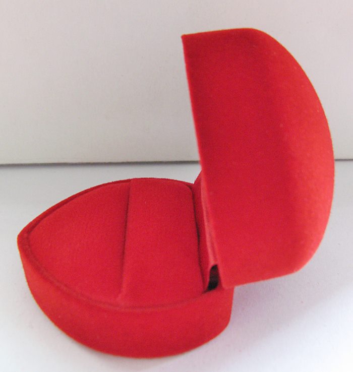 กล่องใส่แหวนรูปหัวใจสีแดงค่ะ