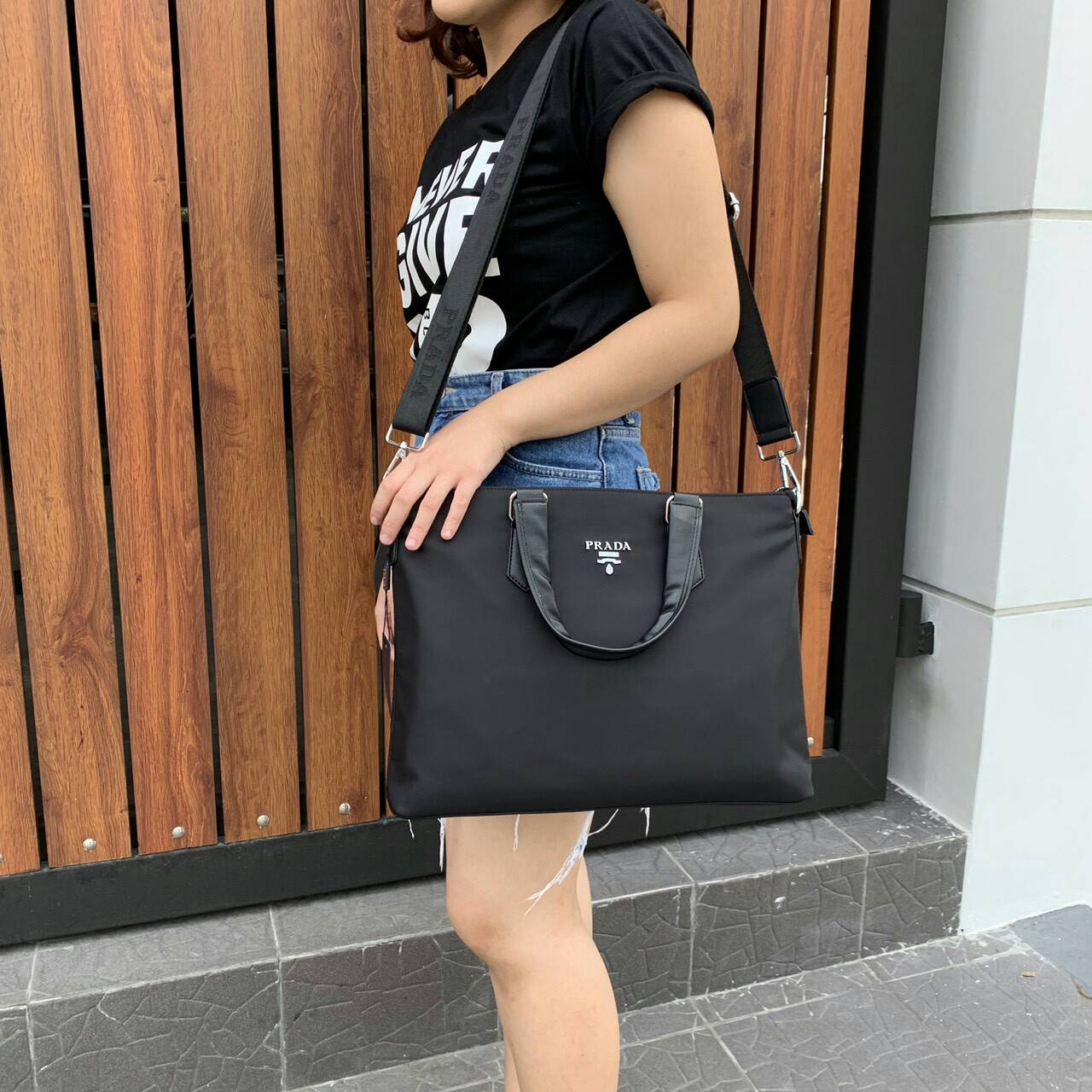 PRADA VIP GIFT NYLON HANDBAG ทรงสวย สุดคลาสสิค อยู่ทรง สวยหรูมากคะ วัสดุทำจากNylon คุณภาพดีสามารถกันน้ำได้ จะถือก็หรู จะสะพายก็ได้คะ ขนาดกลางๆ จุของได้เยอะ ใส่สมุด หนังสือ Ipad Labtop ได้สบายๆคะ ใช้ได้ทั้งคุณผู้หญิง และ คุณผู้ชายเลยคะ ดูดีมีคลาส มากๆคะ รุ