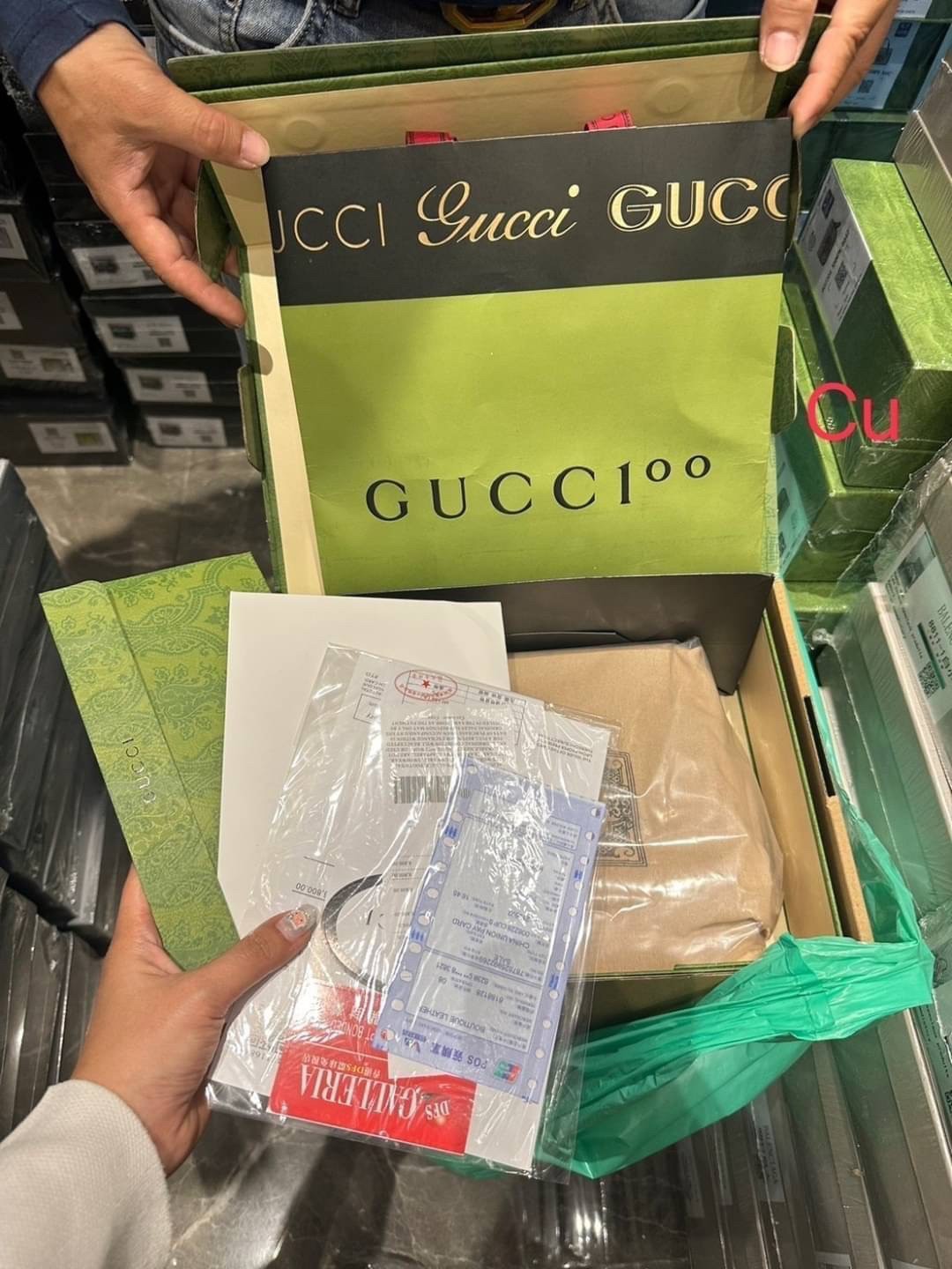 GUCCI horsebit 1955 small shoulder bag กระเป๋าสะพายทรงกล่องคลาสสิกมาพร้อมรายละเอียดที่น่าค้นหา ดูหรูหรา สามารถใช้งานได้หลากหลายโอกาส เป็นเพื่อนคู่ใจในวันสบายๆ หรือออกงานเป็นทางการ ไม่ควรพลาดเลยค่ะ