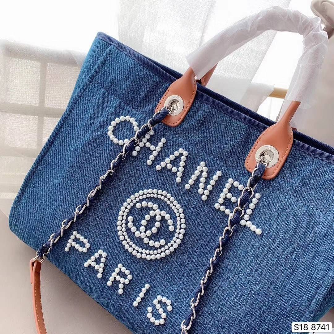 Chanel Shopping Bag VIP Gift denim canvas and leather กระเป๋าผ้าแคสวาส งานปักมุกหรูหรามาก เกินเรื่องมาก ดูแพงสุด!! งานแพงงานสวยจ้า ใบใหญ่จุใจใส่ของได้เยอะ ตามคำเรียกร้อง ถือชิคๆๆ เหมาะกับSummerสุดๆ มีใบเดียวจบ สวยหรูคุณนายสุดๆเลิศมากค่า
