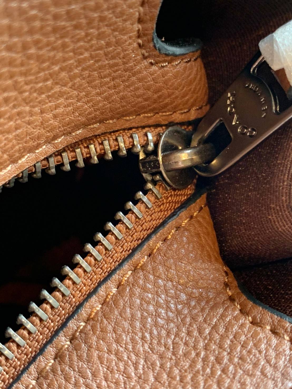 COACH COLORFUL GOTHAM TOTE SIGNATURE ((CA814)) รุ่นนี้ใช้ได้ทั้งผู้ชายและผู้หญิง ขนาดกลางๆกำลังสวยเลยค่ะ ใหม่ล่าสุด ก่อนใคร! กับกระเป๋าที่รังสรรค์สีออกมาได้สดใส เรียกได้ว่าจัดเต็มในเรื่องสีมีเดียวค่ะ หนังแท้ ลายหนังสวย บวกกับโลโก้แบรนด์ทั้งใบที่ลงลายสีได้