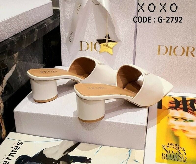 Prada งานสวม สวย เก๋ หรู วัสดุหนัง PU ส้นทรงกระบอกทรงกลม ใส่สบาย ใช้งาน ไม่เมื่อย น้ำหนักเบา ด้านหน้าติดอะไหล่แบรนด์โลโก้ทรงสามเหลี่ยม แมทส์ชุดง่าย