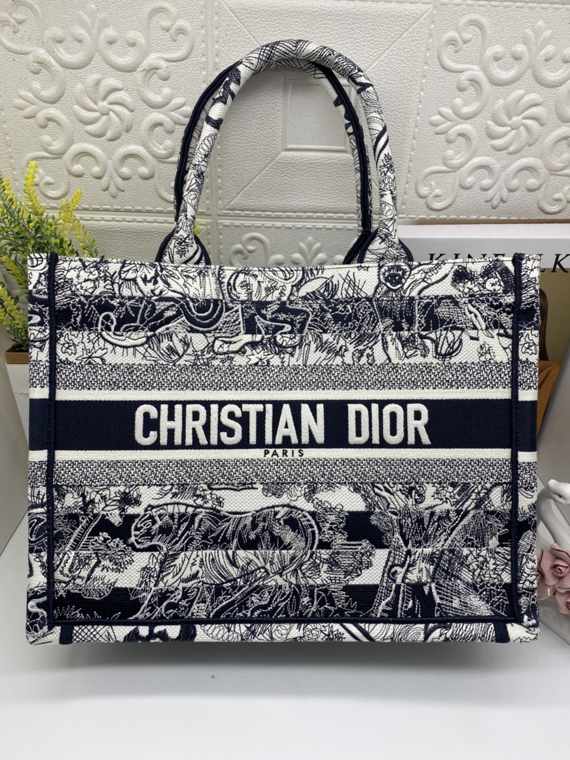 CHRISTIAN MEDIUM DIOR BOOK TOTE เอกลักษณ์ของความหรู เป็นทางช็อปปิ้งBag ที่ต้องมี ภายในโล่งกว้างมาก ใส่ของแบบแน่นๆ จุๆไปได้เลย น้ำหนักเบาสบาย งานออริปักขึ้นรูปสวยมาก มี code stamp พร้อมส่งที่ไทย ภาพสินค้าถ่ายจากงานขายจริง ใช้งานต่างประเทศได้ค่ะ