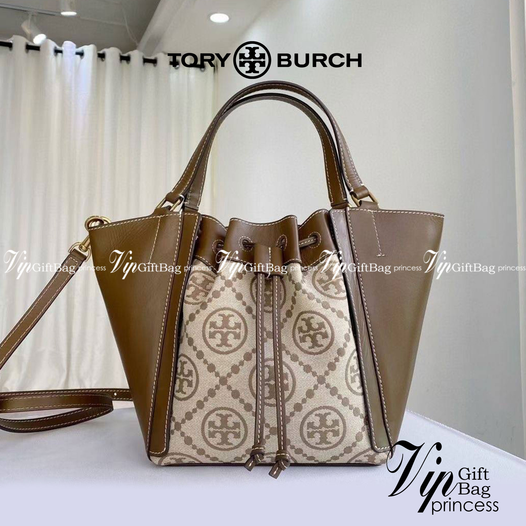 Tory T Monogram Mcgraw Dragonfly กระเป๋าถือหรือสะพายไหล่ วัสดุหนัง Jacquard อะไหล่ทอง ทรงปีก เปิด-ปิด ด้วยกระดุมแม่เหล็ก ด้านในโลง มี 2ช่องเล็ก จุของได้เยอะ น้ำหนักเบา สายสะพาย crossbody ได้ ปรับระดับได้