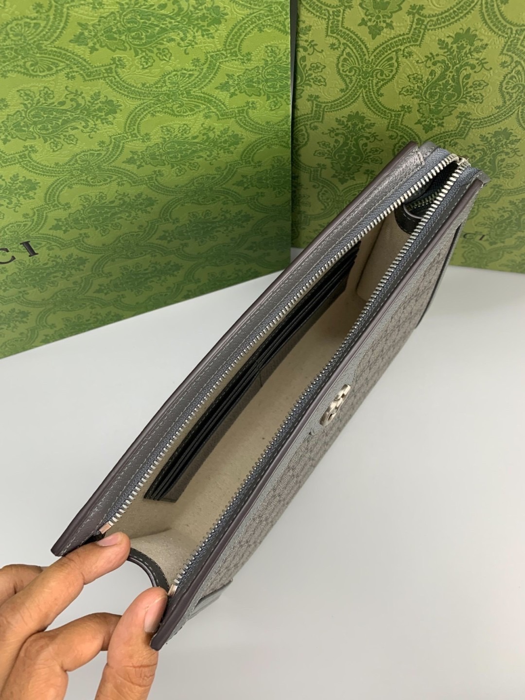 GUCCI OPHIDIA GG POUCH GRAY กระเป๋าถือทรงพอช หนังแท้ผสมแคนวาส เกรดออริจินอล 1:1 สลับแท้ ภาพถ่ายจากงานขายจริง ใช้งานต่างประเทศได้