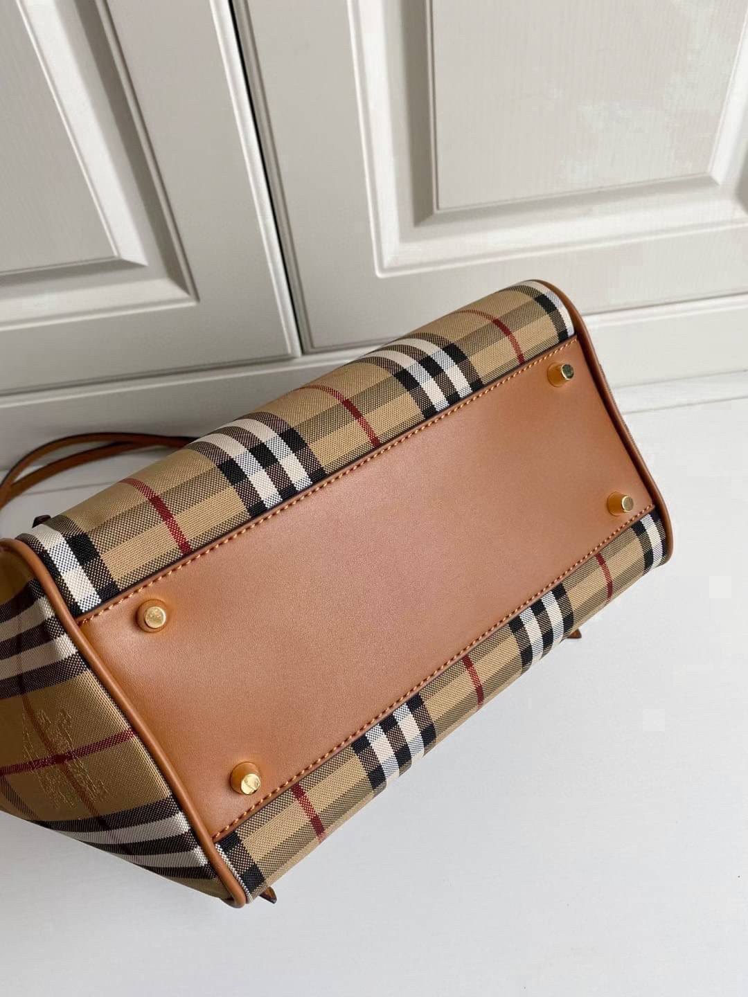 BURBERRY TOTE VINTAGE BAG VIP GIFT WITH PURCHASE (GWP) พรีเมี่ยมกิ๊ฟ Limited Edition จากBURBERRY วัสดุหนังCANVASสลับหนัง เปิดปิดด้วยกระดุมแม่เหล็ก ภายในมีช่องใส่ของโล่งกว้าง พร้อมช่องซิปอีกหนึ่งช่อง สามารถใส่มือถือ ipad ของจุกจิกได้ อีกด้านใส่ของพร้อมหยิบ