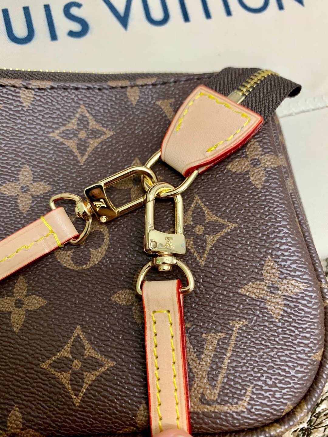 น้องน่ารักน่าใช้มากๆค่ะ LOUIS VUITTON POCHETTE ((Premium Gift Lv)) กระเป๋าหิ้ว//คล้องไหล่//สะพายข้าง//หรือถือแบบคลัท ชิลๆได้เลยค่า หนังแกะแท้นิ่มสวย เปิดปิดกระเป๋าแบบซิป ภายในสามารถใส่กระเป๋าเงินใบกลางได้; มือถือได้;พาสปอร์ตได้;ของจำเป็นจุกจิกสาวๆได้เยอะเ