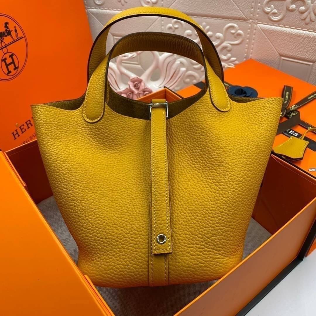 หนังแท้ Hermes Picotin Lock 18 bag กระเป๋าถือแบรนด์หรูระดับโลก งานเกรดออรินอล หนังแท้ทั้งใบ หนังมีลายทอริลลอนคล้ายของจริง มาพร้อมตัวล็อคเคลลี่ Kelly lock รูปทรงเรียบแต่หรู ใช้งานได้ทุกโอกาส ถือง่าย ใช้งานง่าย ภายในโล่งกว้าง ภาพสินค้าถ่ายจากงานขายจริง ใช้ง