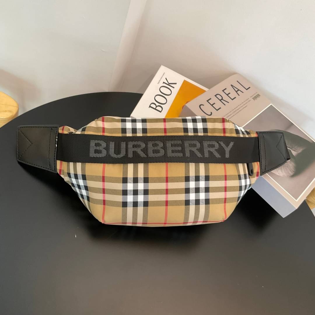 Burberry Vintage Check Sonny Belt Bag รุ่นใหม่ล่าสุด! BURBERRY FRAGRANCES BELT BAG วัสดุ100%POLYAMIDE (Nylon & Canvas)ทกระเป๋าคาดเอว คาดอกแบบ UNISEX ใช้ได้ทุกเพศ ลายวินเทจ