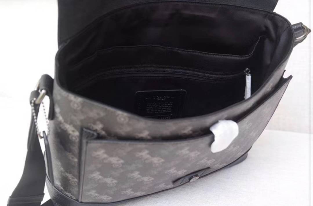 COACH HUDSON MESSENGER WITH HORSE AND CARRIAGE PRINT (COACH 89955) กระเป๋าสะพาย Coach ผู้ชาย ทรงสีเหลี่ยมใส่เอกสาร ใส่ Notebook ใส่Labtop ✅วัสดุแคนวาสลายรถม้า+หนังแท้