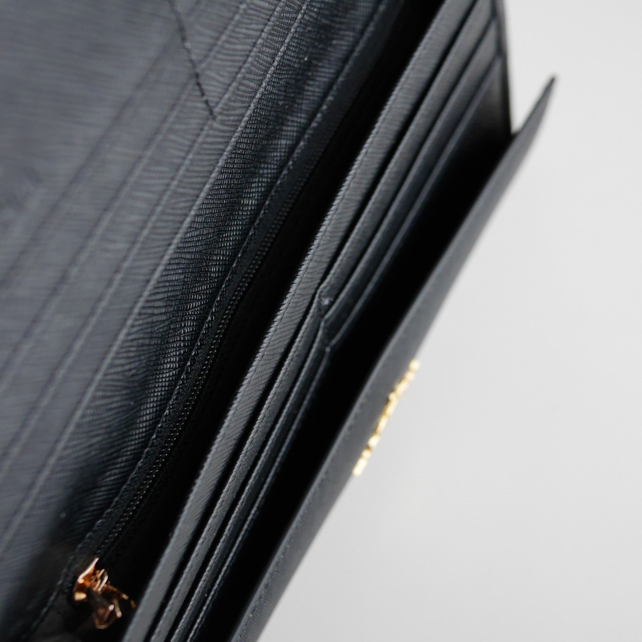 พร้อมส่งครบสีค่ะ 🖤💙💖 Best Seller PRADA LONG WALLET กระเป๋าสตางค์ยาว **รับทรัพย์ ทรงหรู จากงานพรีเมี่ยมกิ้ฟ จากเคาเตอร์ต่างประเทศ จากแบรนด์ PRADA ลายหนัง SAFFIANO มีช่องใส่บัตร ถึง 12 ช่อง และช่องซิปใส่ของจุกจิกได้ น้ำหนักเบา จับถนั