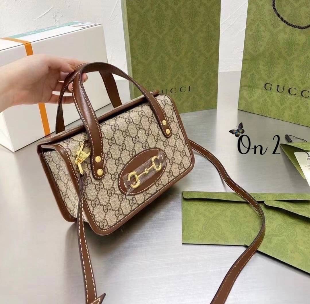 GUCCI Horsebit 1955 mini leather-trimmed printed coated-canvas tote / GUCCI Horsebit 1955 mini top handle bag กระเป๋าสะพายทรงกล่อง พร้อมสายสะพายยาว งานเปิดด้านบน หน้าติดอะไหล่ horsebit สีทองปั้มทุกจุด สวยหรูดูดีมากค่ะ