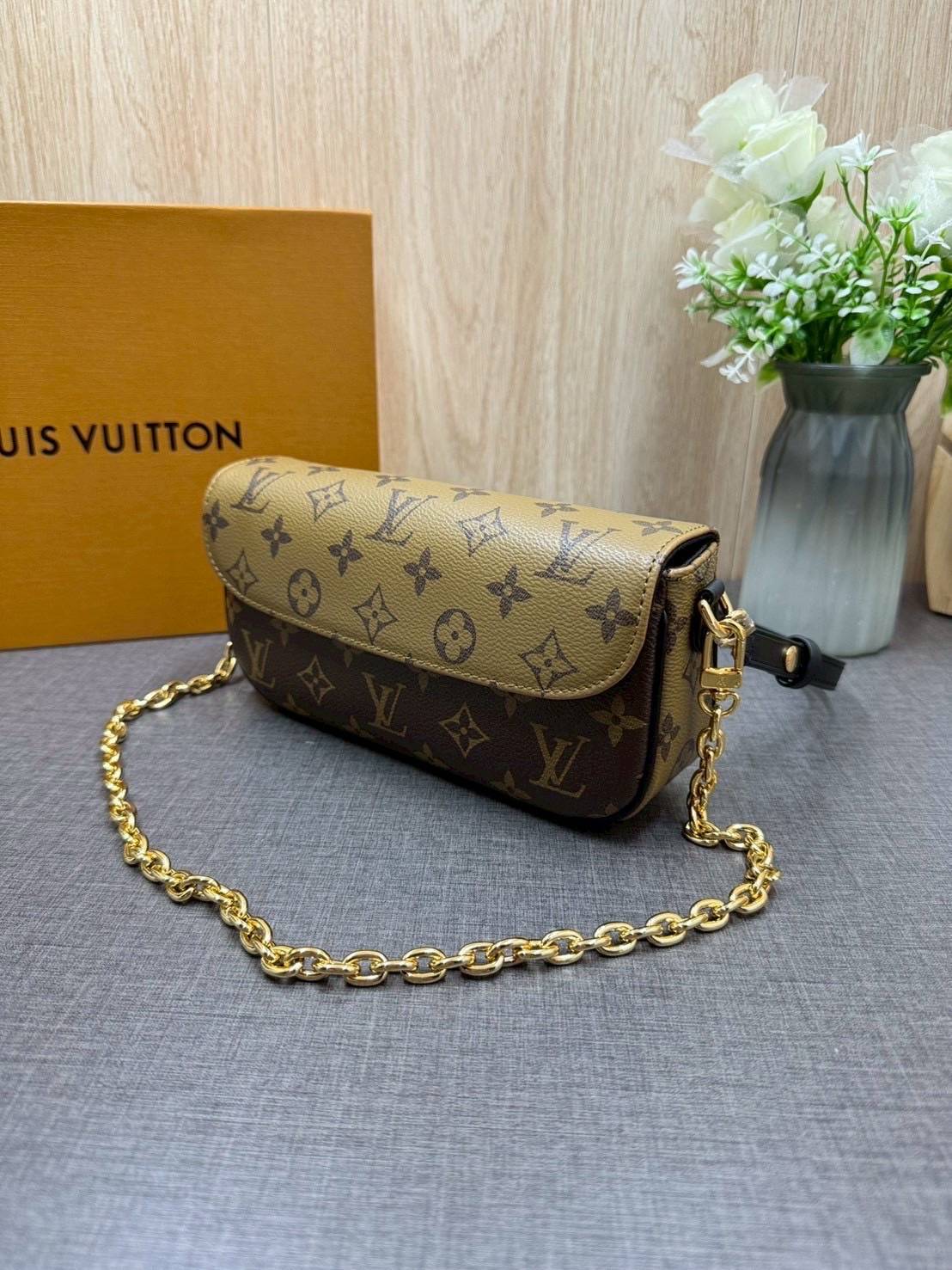 ORI หนังแท้ | LV Ivy chain wallet Bag กระเป๋าสะพายใบเล็ก ดีไซน์กระเป๋าสตางค์โซ่ โดดเด่นด้วยลาย Monogram Reverse Canvas เอกลักษณ์ของ Maison มอบลุคใหม่สดใส