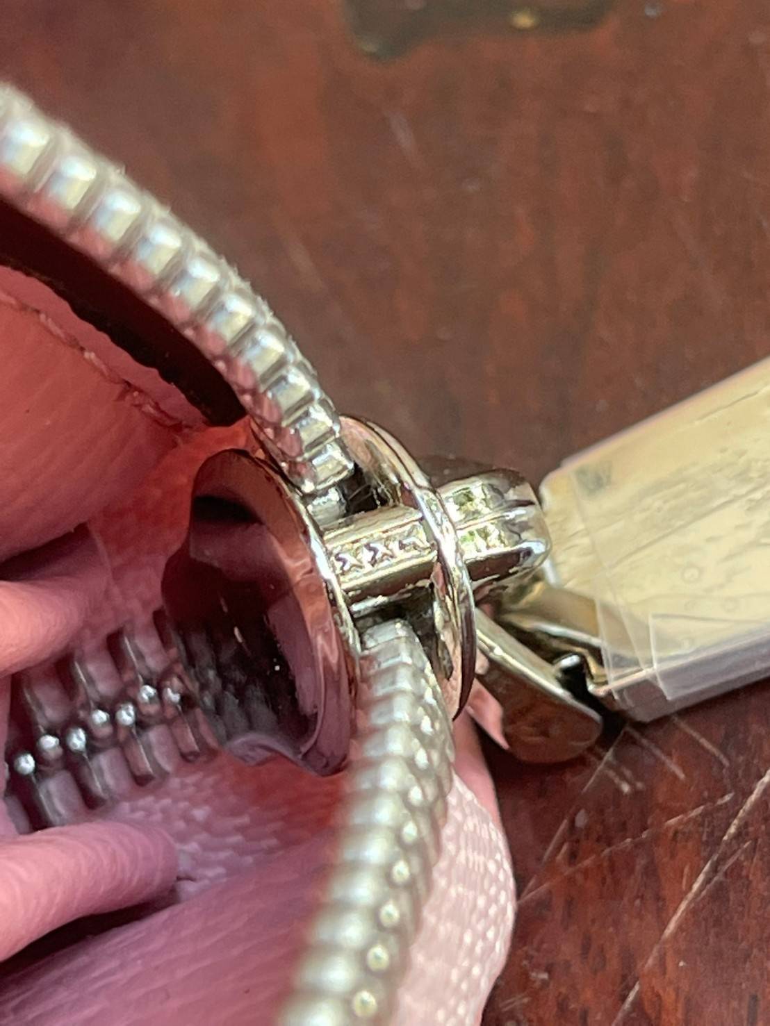 COACH F54630 ACCORDION ZIP WALLET IN SIGNATURE เป็นกระเป๋าสตางค์ที่เหมาะกับการใช้งาน นอกจากเพิ่มความมั่นใจแล้ว ยังทำให้ชีวิตของเราง่ายขึ้นอีกด้วย โดยการเปิดปิดแบบซิปรอบ สามารถใส่ธนบัตร เหรียญ บัตรต่างๆได้หลายใบเลยทีเดียว ขนาดของกระเป๋าสามารถถือแทนกระเป๋าค