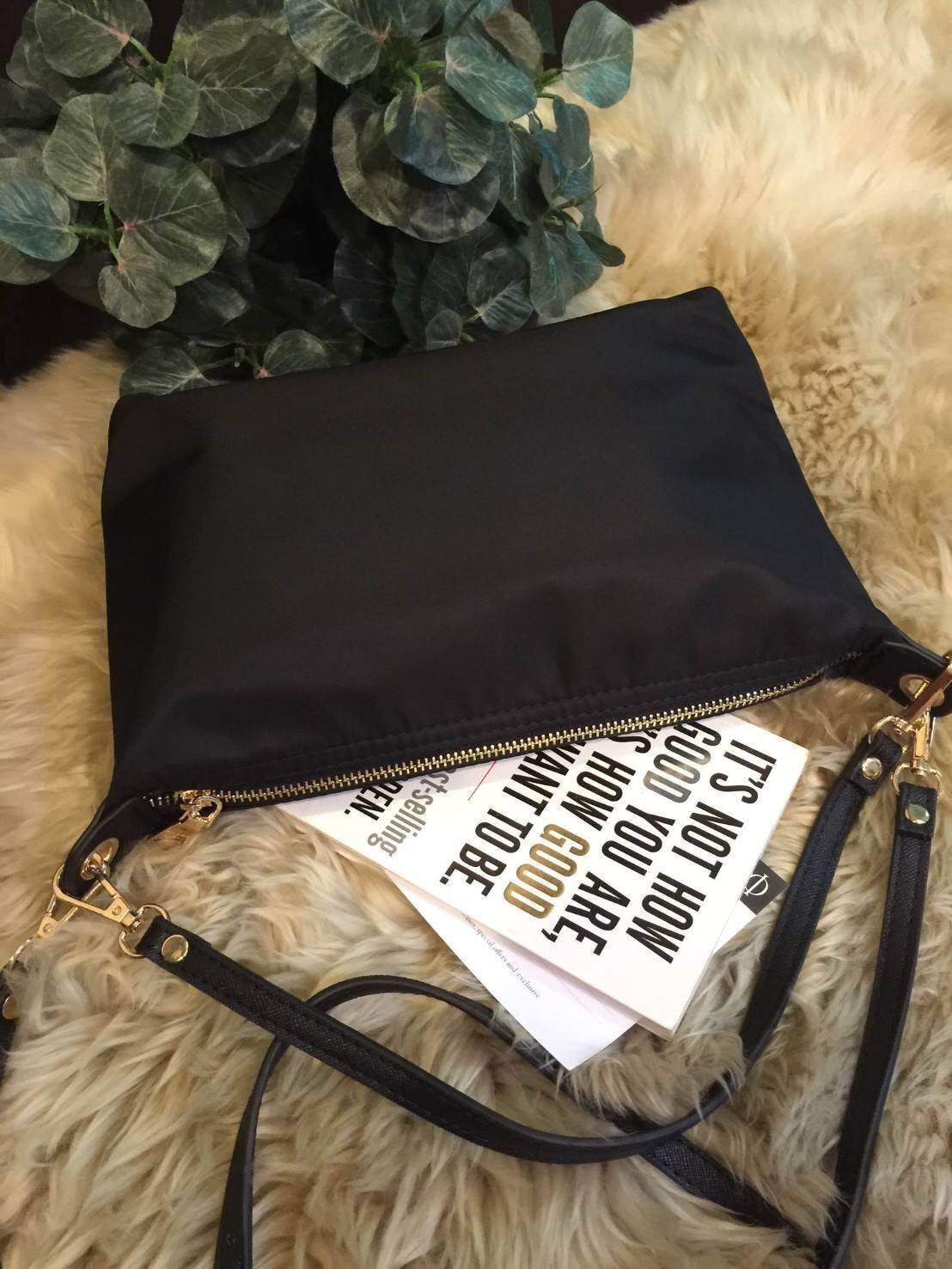 PRADA NYLON MINI SHOULDER BAG กระเป๋าสะพายทรงคลัชพรีเมี่ยมกิ้ฟจากเคาน์เตอร์ต่างประเทศรุ่น Limited edition ที่ฮ๊อตสุดๆวัสดุเป็น Nylon เนื้อหนาคุณภาพดีตามแบบฉบับของแบรนด์ ขนาดมินิกำลังดีน้ำหนักเบา ด้านหน้าประดับโลโก้แบรนด์อะไหล่ทองหรู ภายในมีช่องซิปและช่องใ